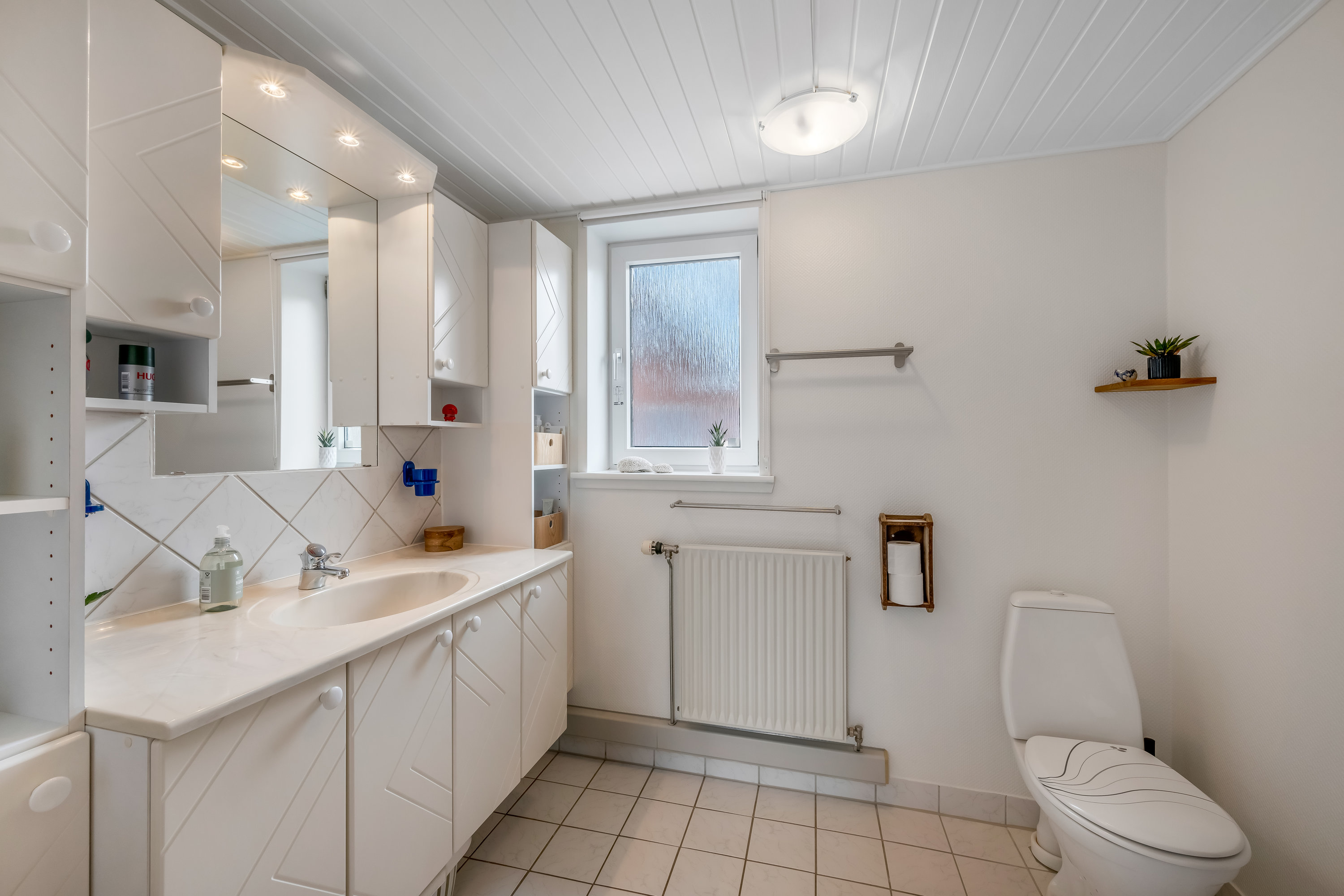 Fremhævet badeværelse billede i fuldskærmstilstand. Billede af Bandsbølvej 4, 6893 Hemmet