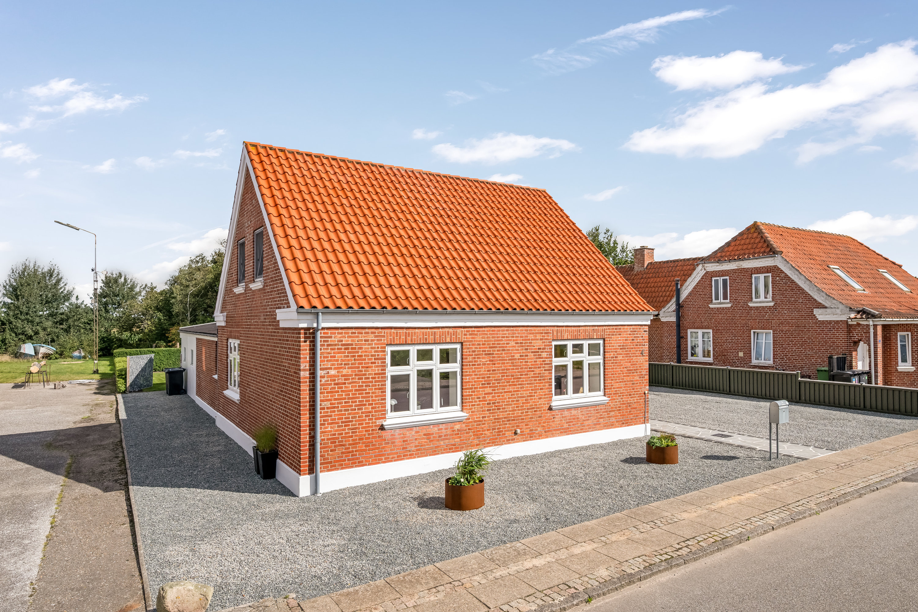 Fremhævet facade billede i fuldskærmstilstand. Billede af Bandsbølvej 4, 6893 Hemmet