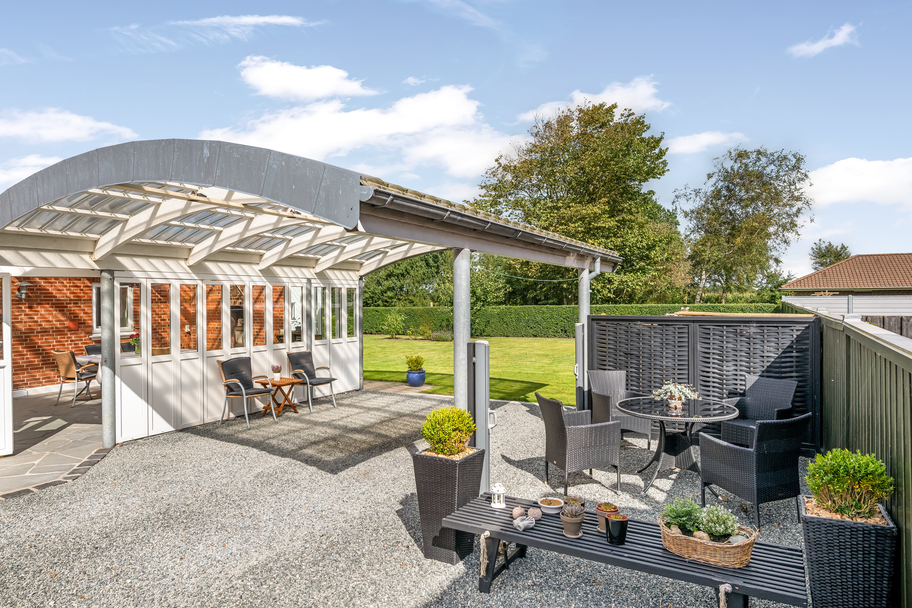 Fremhævet overdækket terrasse billede i fuldskærmstilstand. Billede af Bandsbølvej 4, 6893 Hemmet