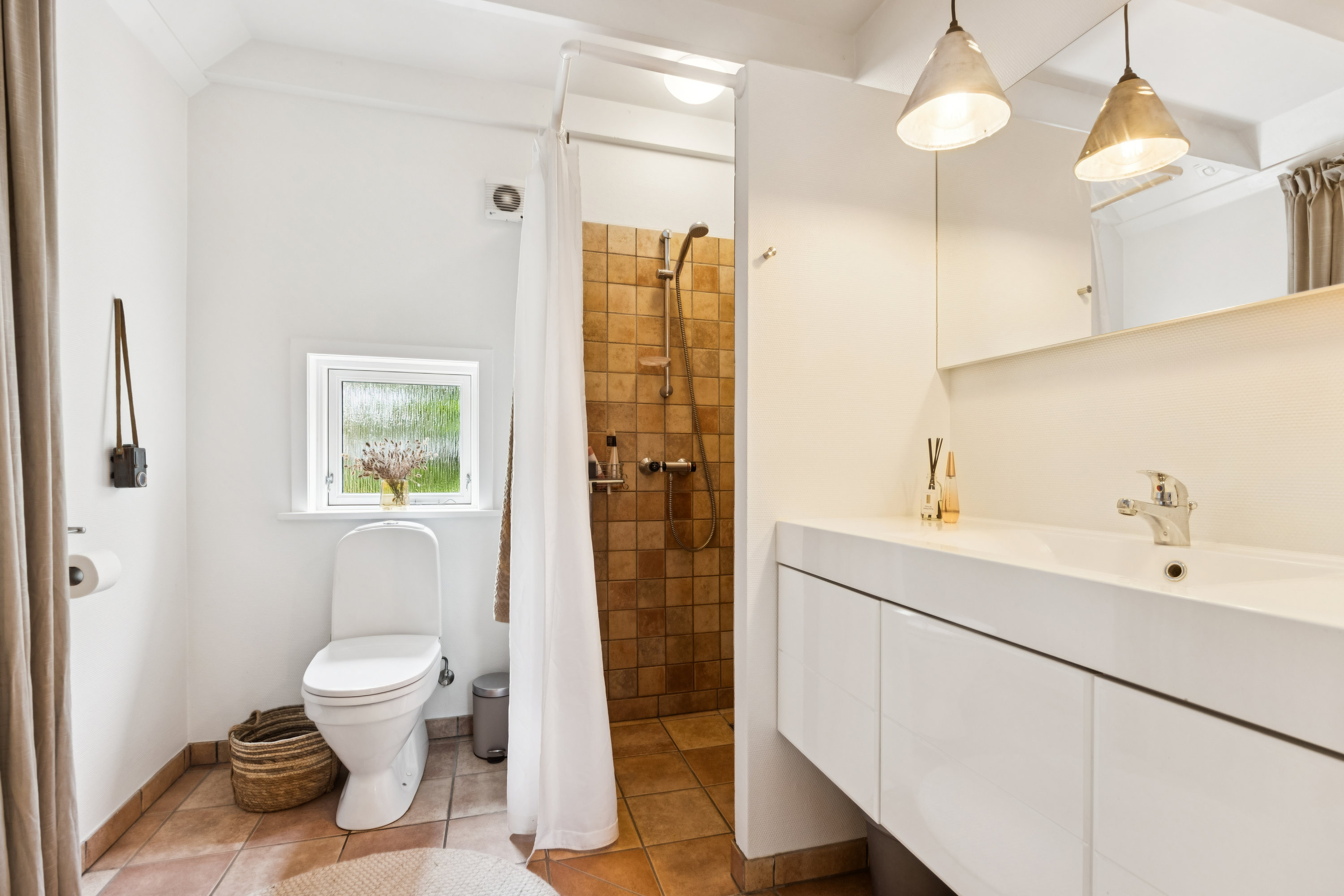 Fremhævet badeværelse billede i fuldskærmstilstand. Billede af Marsvej 11, 9370 Hals