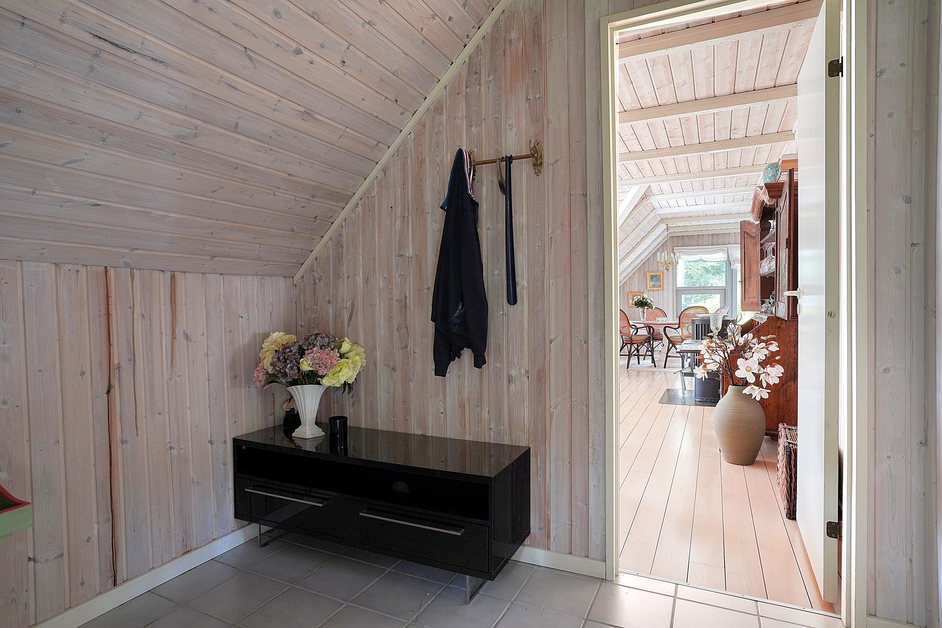 Fremhævet entré billede i fuldskærmstilstand. Billede af Ravnsbækvej 3, 3100 Hornbæk