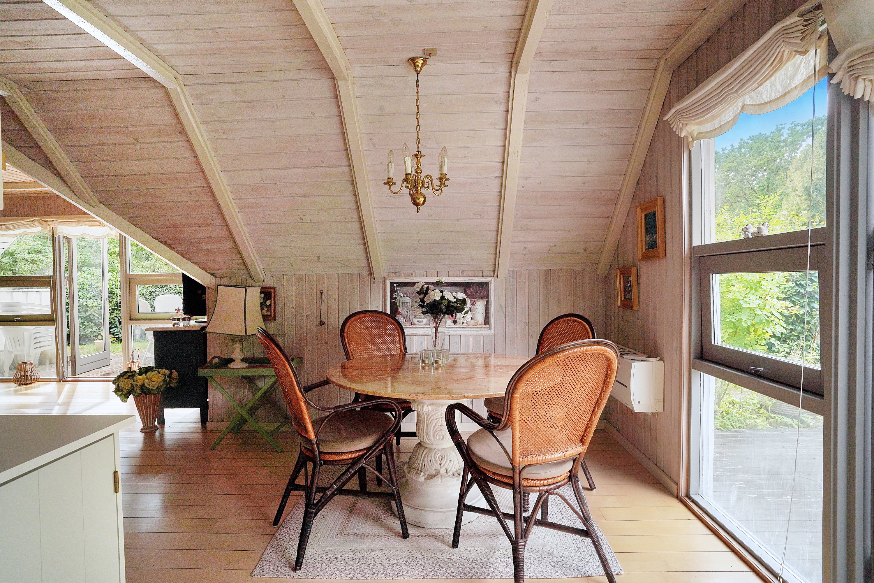 Fremhævet stue billede i fuldskærmstilstand. Billede af Ravnsbækvej 3, 3100 Hornbæk