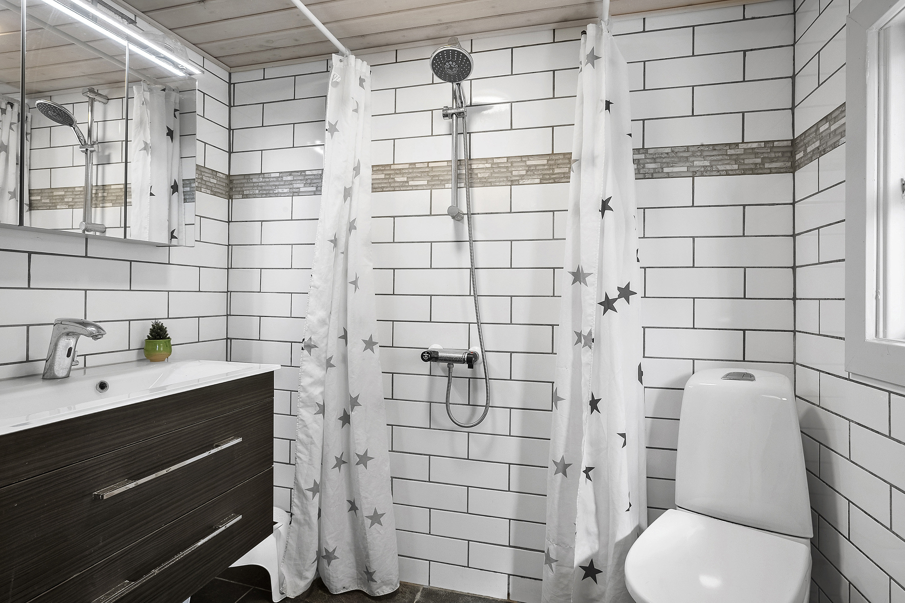 Fremhævet badeværelse billede i fuldskærmstilstand. Billede af Fredensgade 37, Holsted St, 6670 Holsted