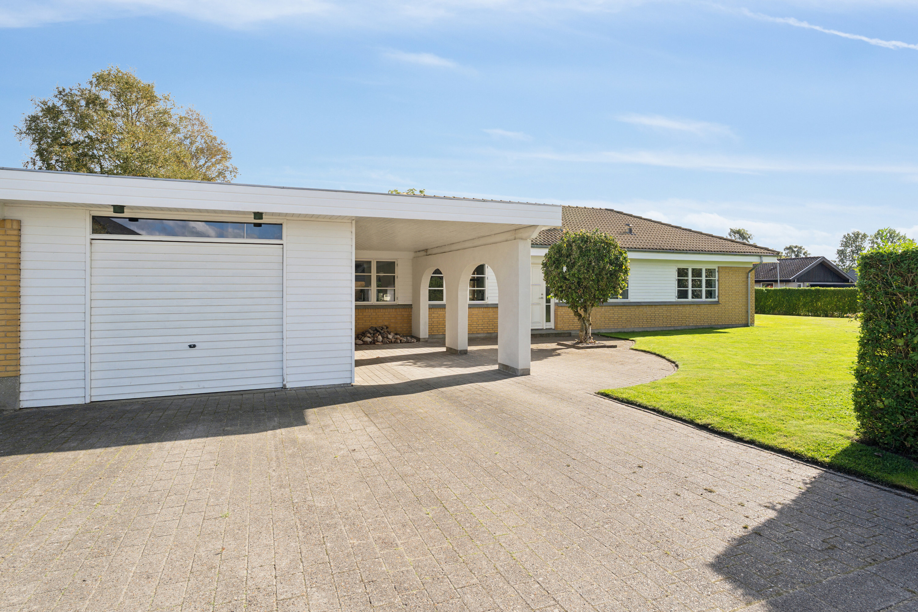 Fremhævet set fra vejen billede i fuldskærmstilstand. Billede af Akacieparken 44, 7430 Ikast