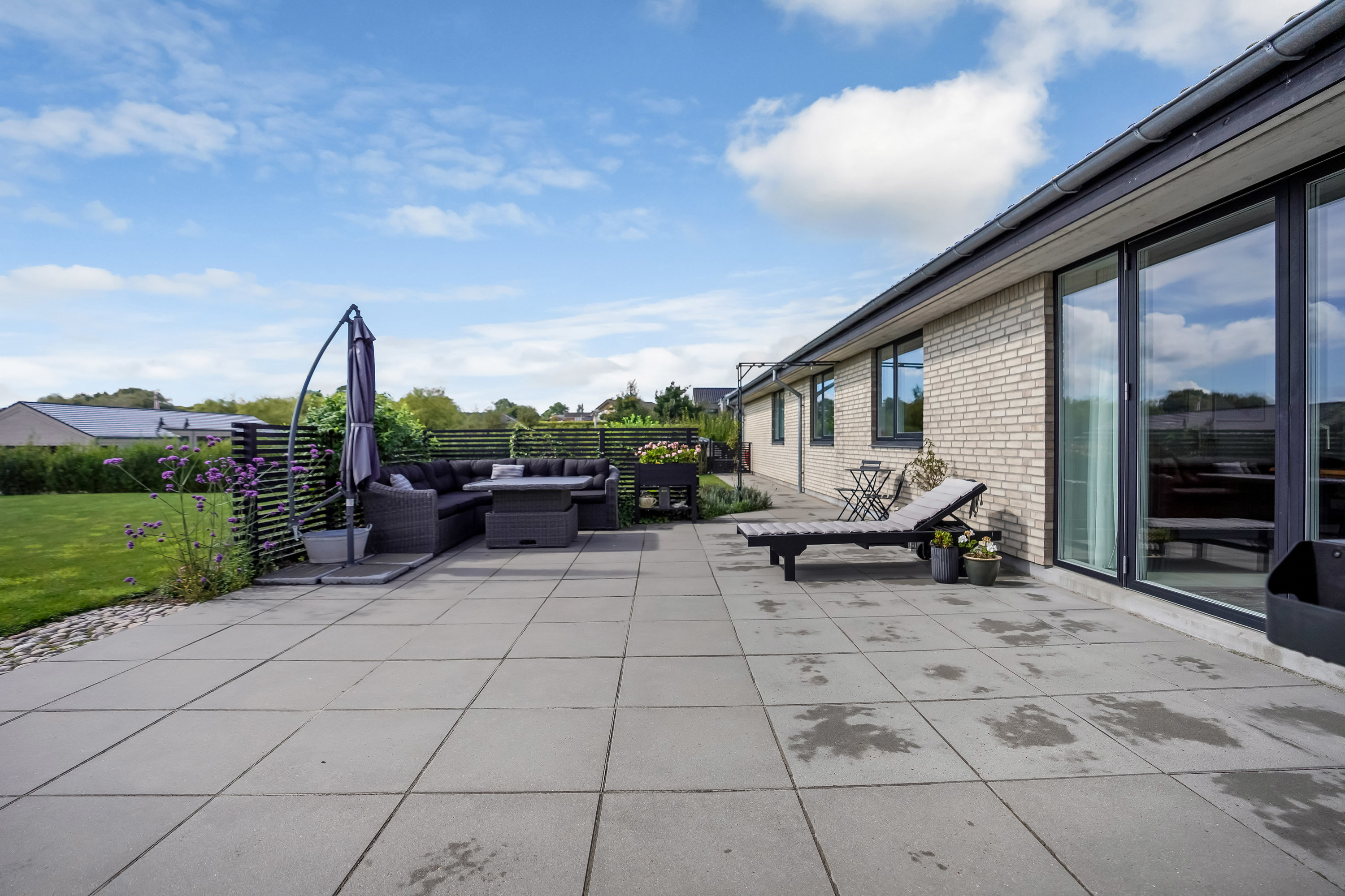 Fremhævet terrasse billede i fuldskærmstilstand. Billede af Kirkebyvænget 34, 5592 Ejby