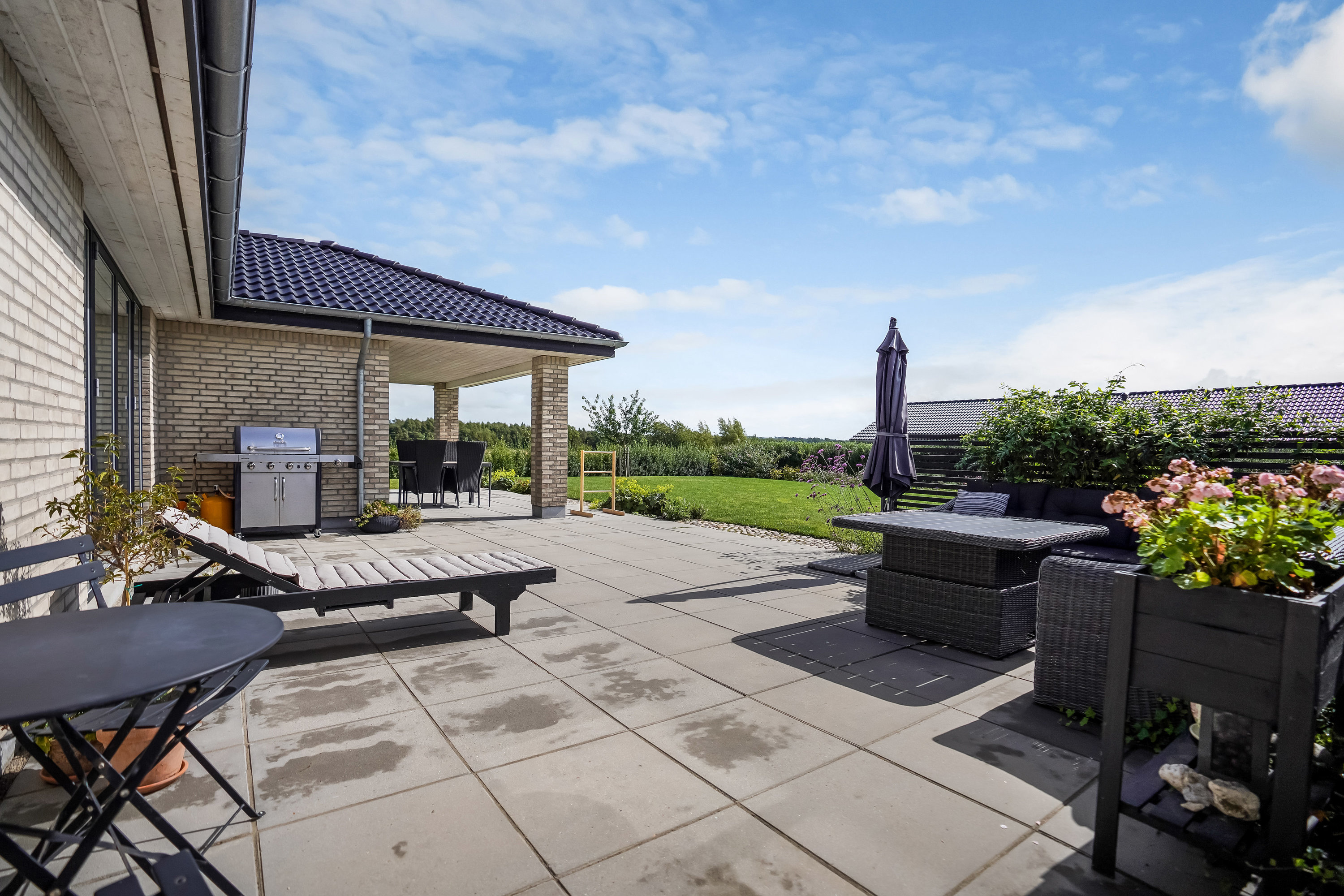 Fremhævet terrasse billede i fuldskærmstilstand. Billede af Kirkebyvænget 34, 5592 Ejby