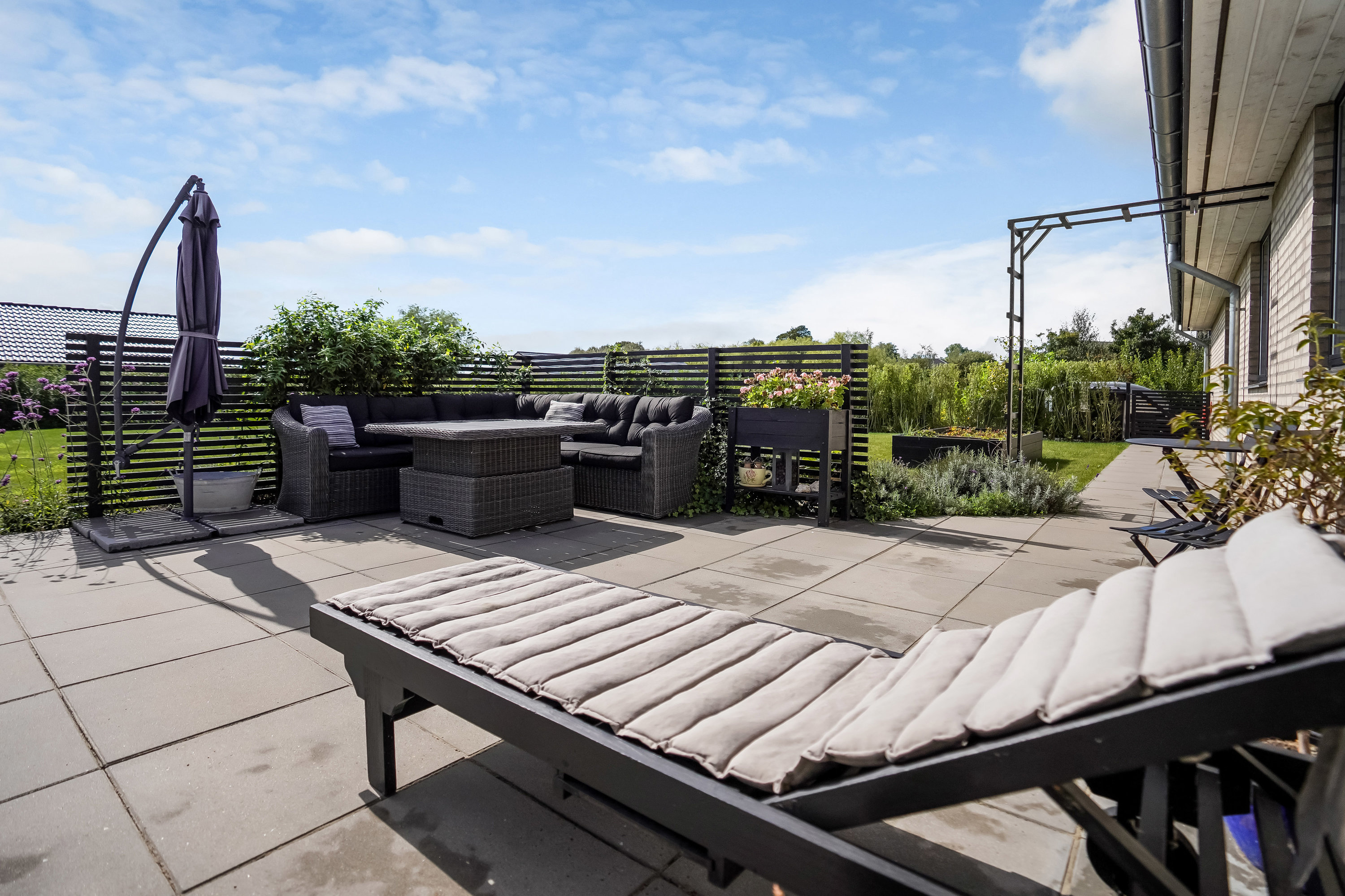 Fremhævet terrasse billede i fuldskærmstilstand. Billede af Kirkebyvænget 34, 5592 Ejby