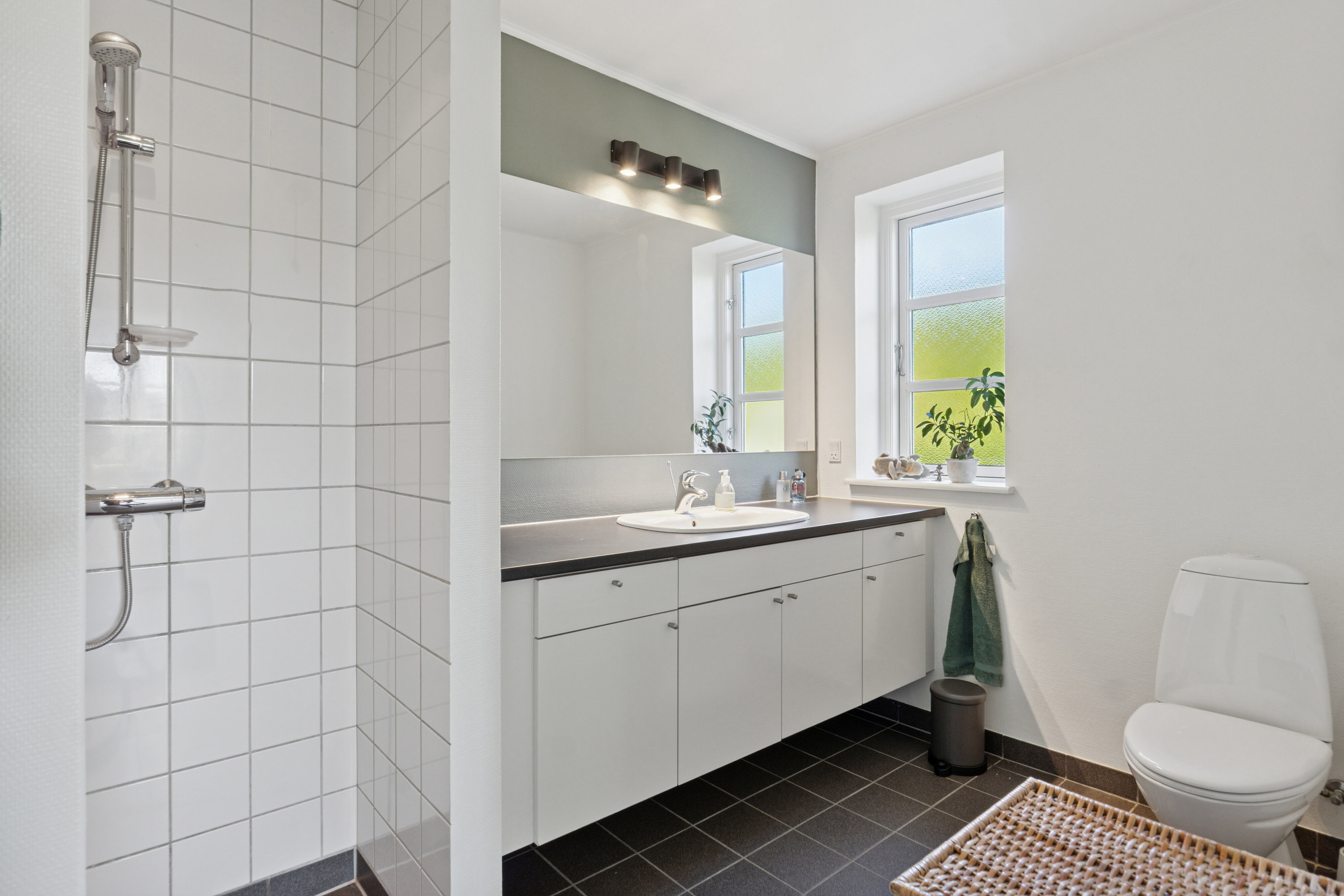 Fremhævet badeværelse billede i fuldskærmstilstand. Billede af Vædderen 30, Egense, 5700 Svendborg