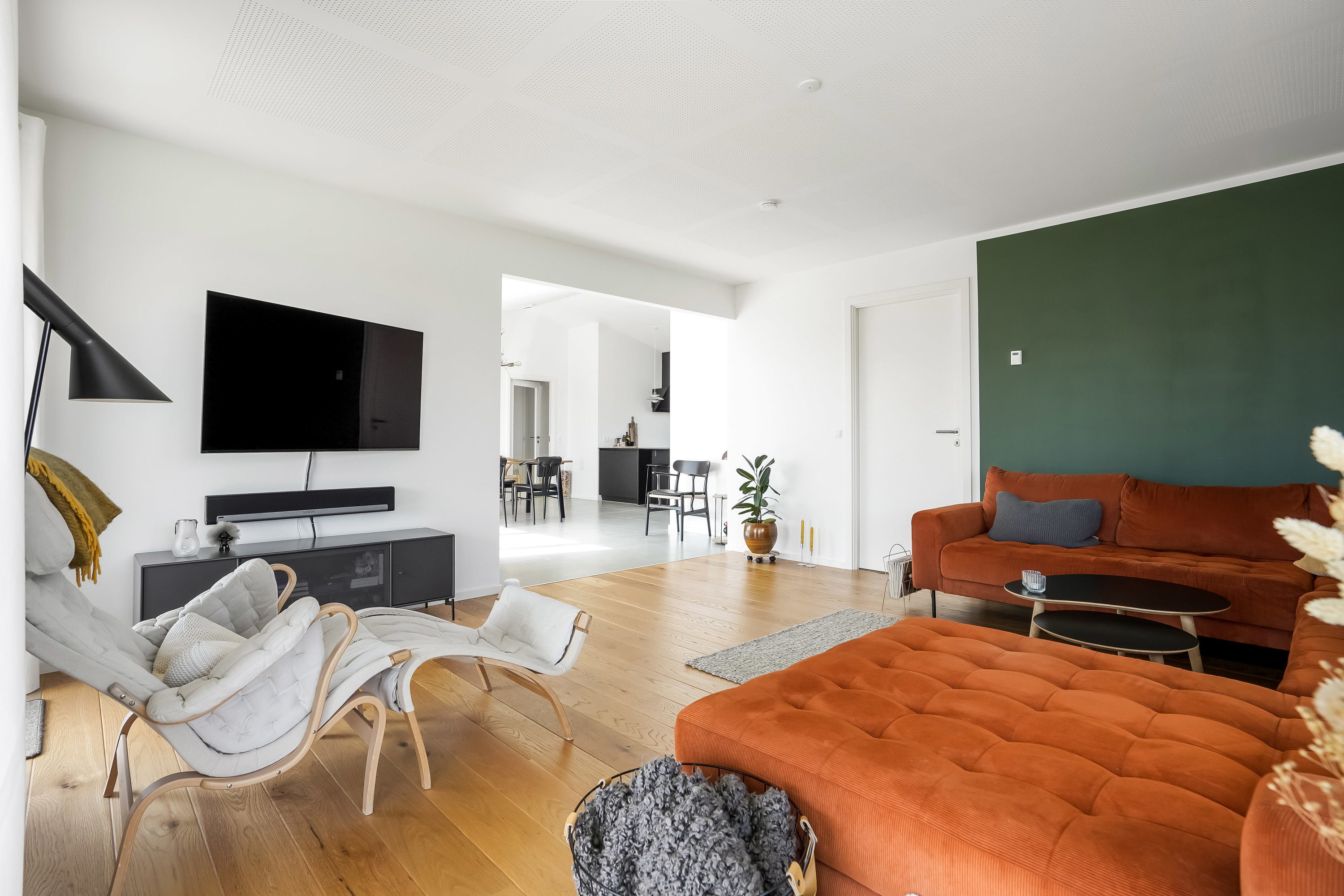 Fremhævet stue billede i fuldskærmstilstand. Billede af Kirkebyvænget 34, 5592 Ejby