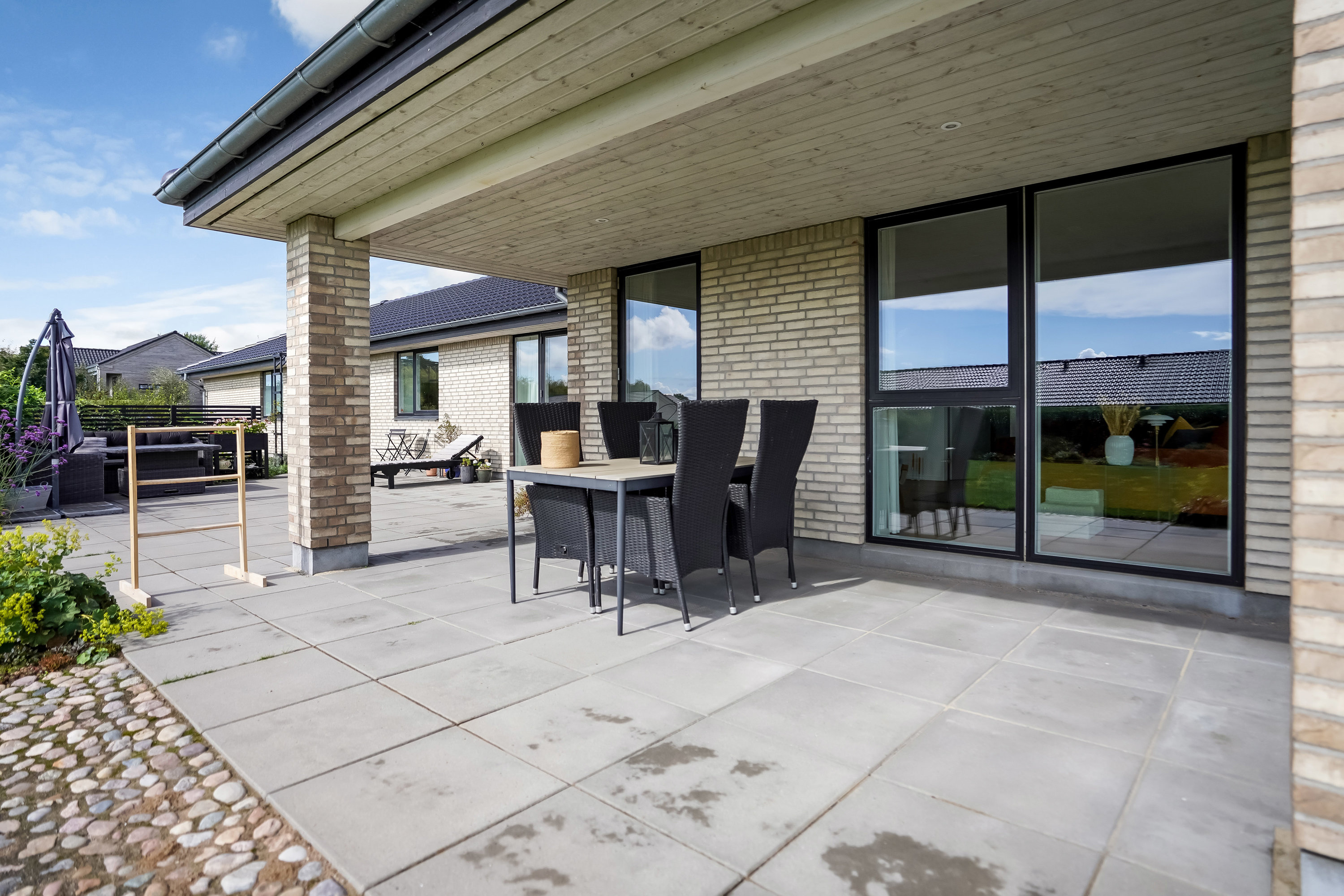 Fremhævet terrasse billede i fuldskærmstilstand. Billede af Kirkebyvænget 34, 5592 Ejby