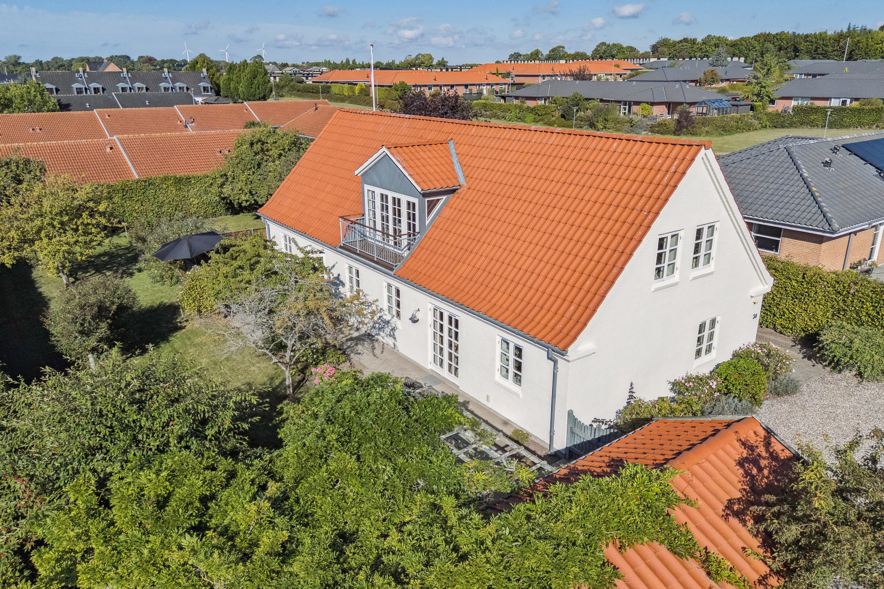 Fremhævet set fra haven billede i fuldskærmstilstand. Billede af Vædderen 30, Egense, 5700 Svendborg