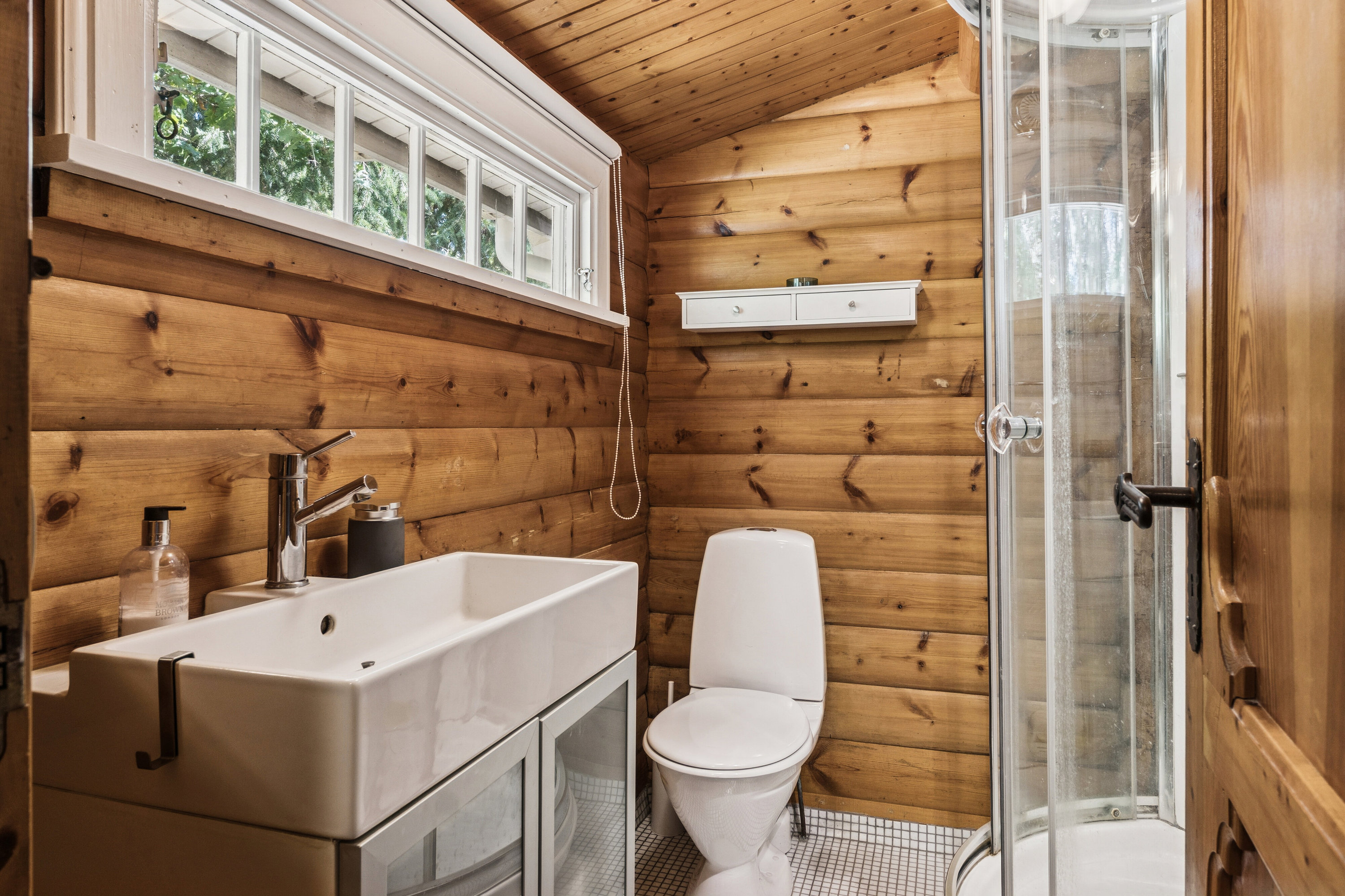 Fremhævet badeværelse billede i fuldskærmstilstand. Billede af Runedalen 28, Stenstrup L, 4573 Højby