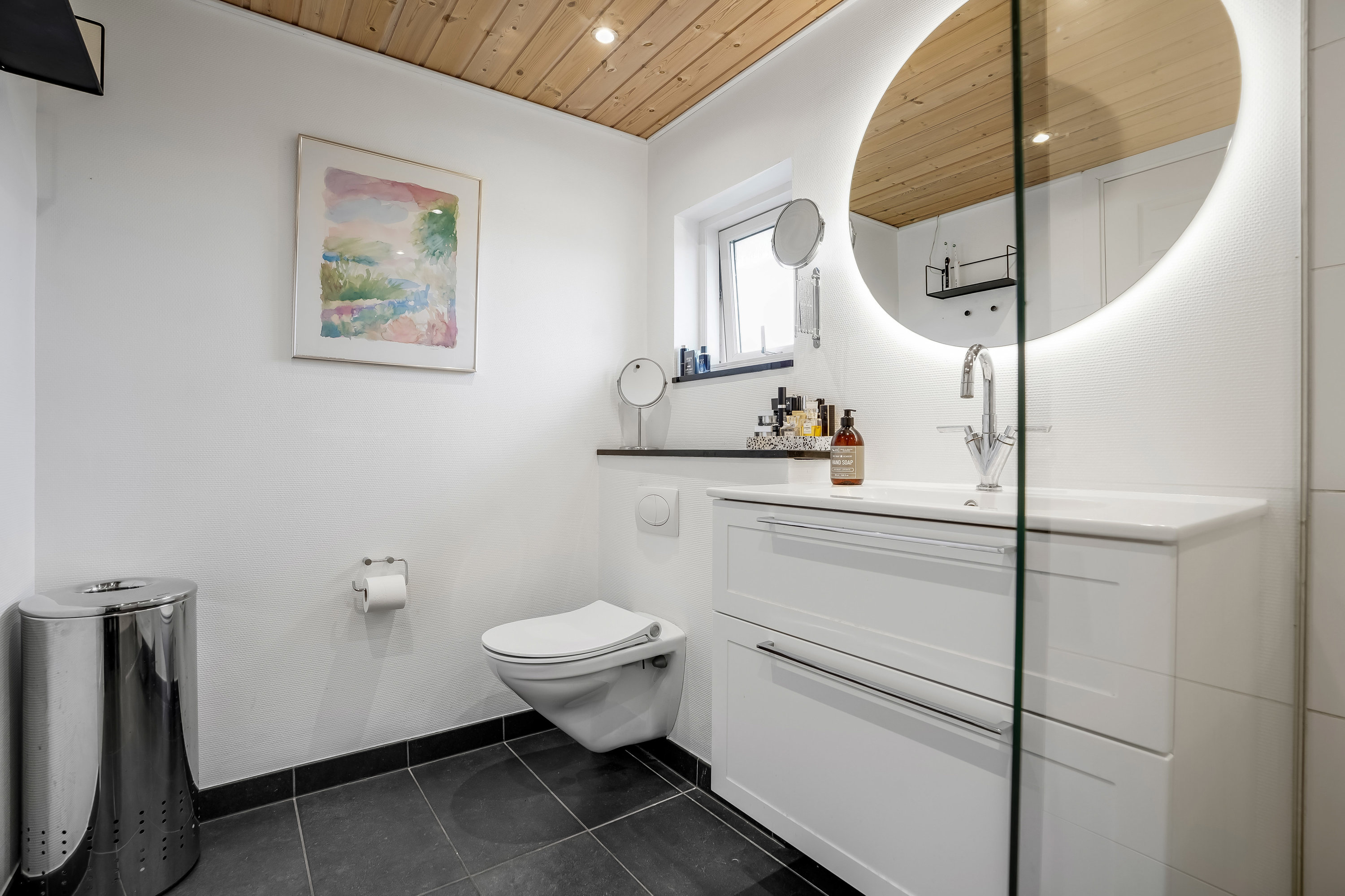 Fremhævet toilet billede i fuldskærmstilstand. Billede af Østre Strandvej 93, Hasmark Strand, 5450 Otterup