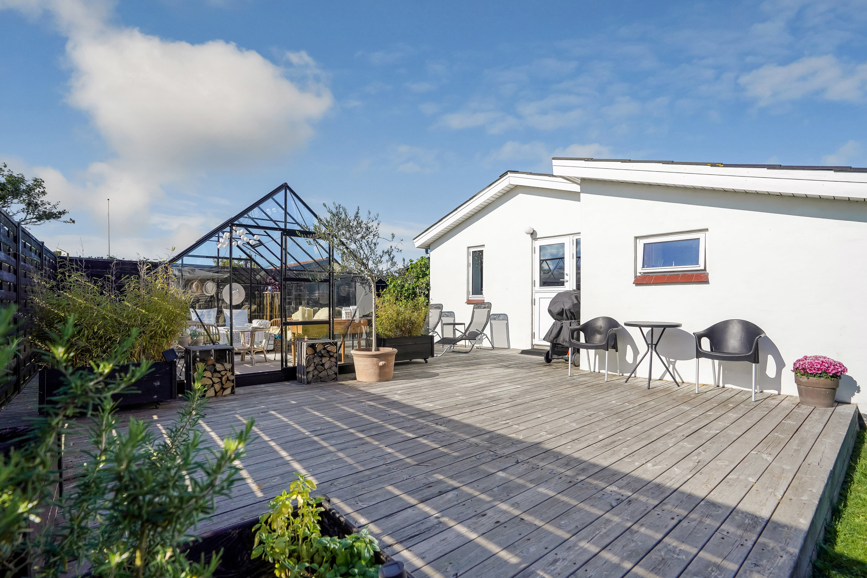 Fremhævet terrasse billede i fuldskærmstilstand. Billede af Østre Strandvej 93, Hasmark Strand, 5450 Otterup