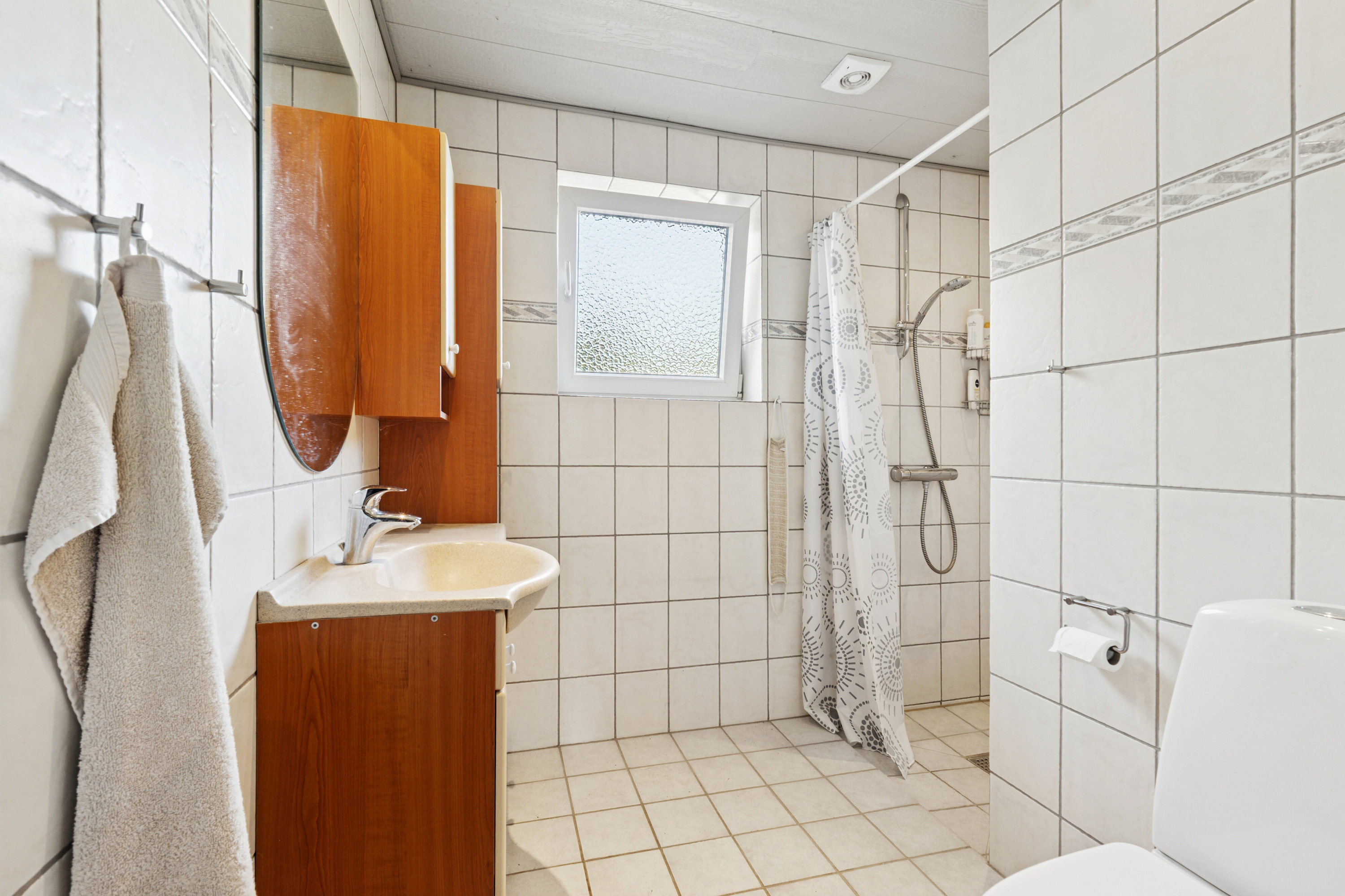 Fremhævet badeværelse billede i fuldskærmstilstand. Billede af Midtervang 1, 6630 Rødding