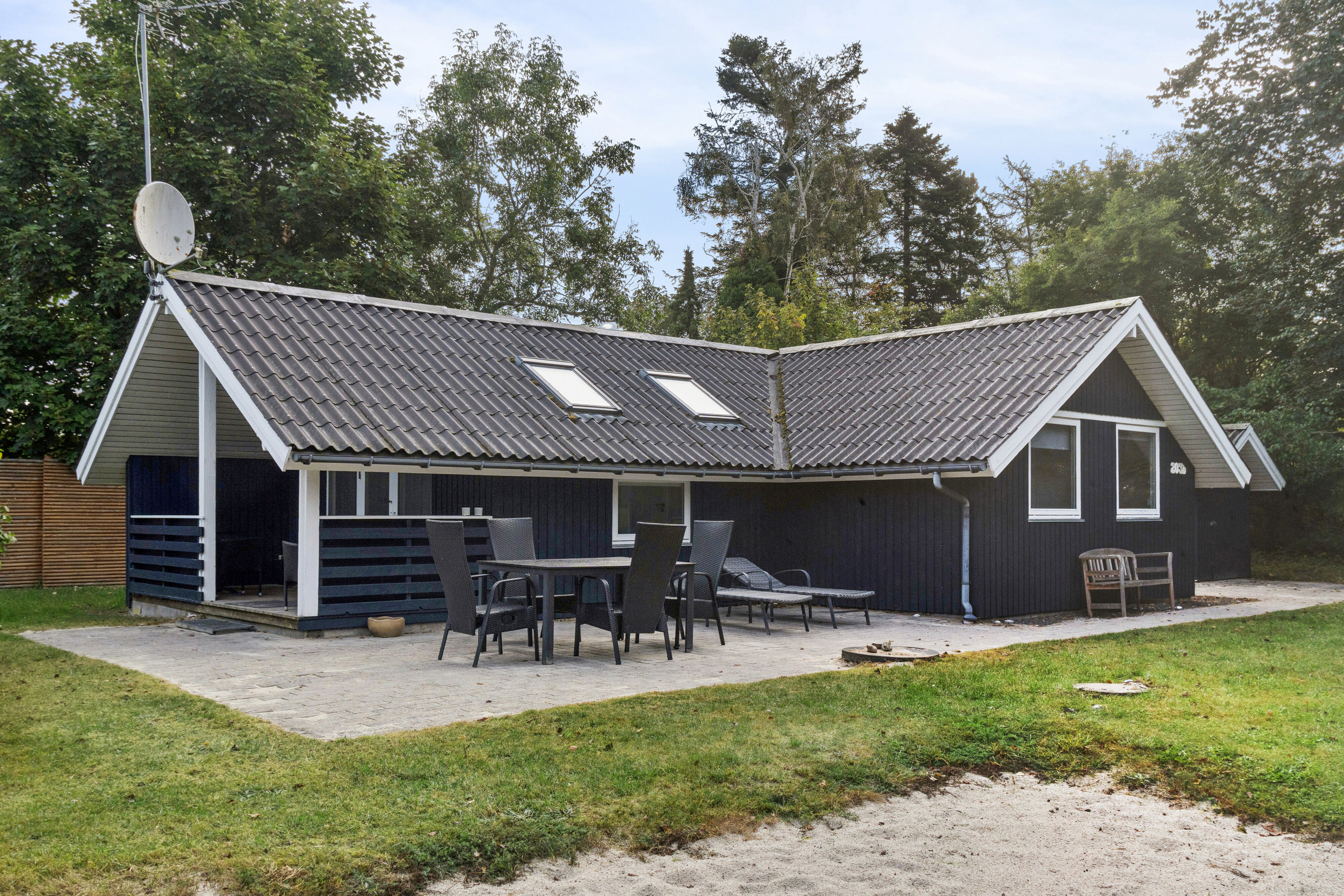 Fremhævet set fra haven billede i fuldskærmstilstand. Billede af Lyngvej 203B, Jyderup Lyng, 4560 Vig