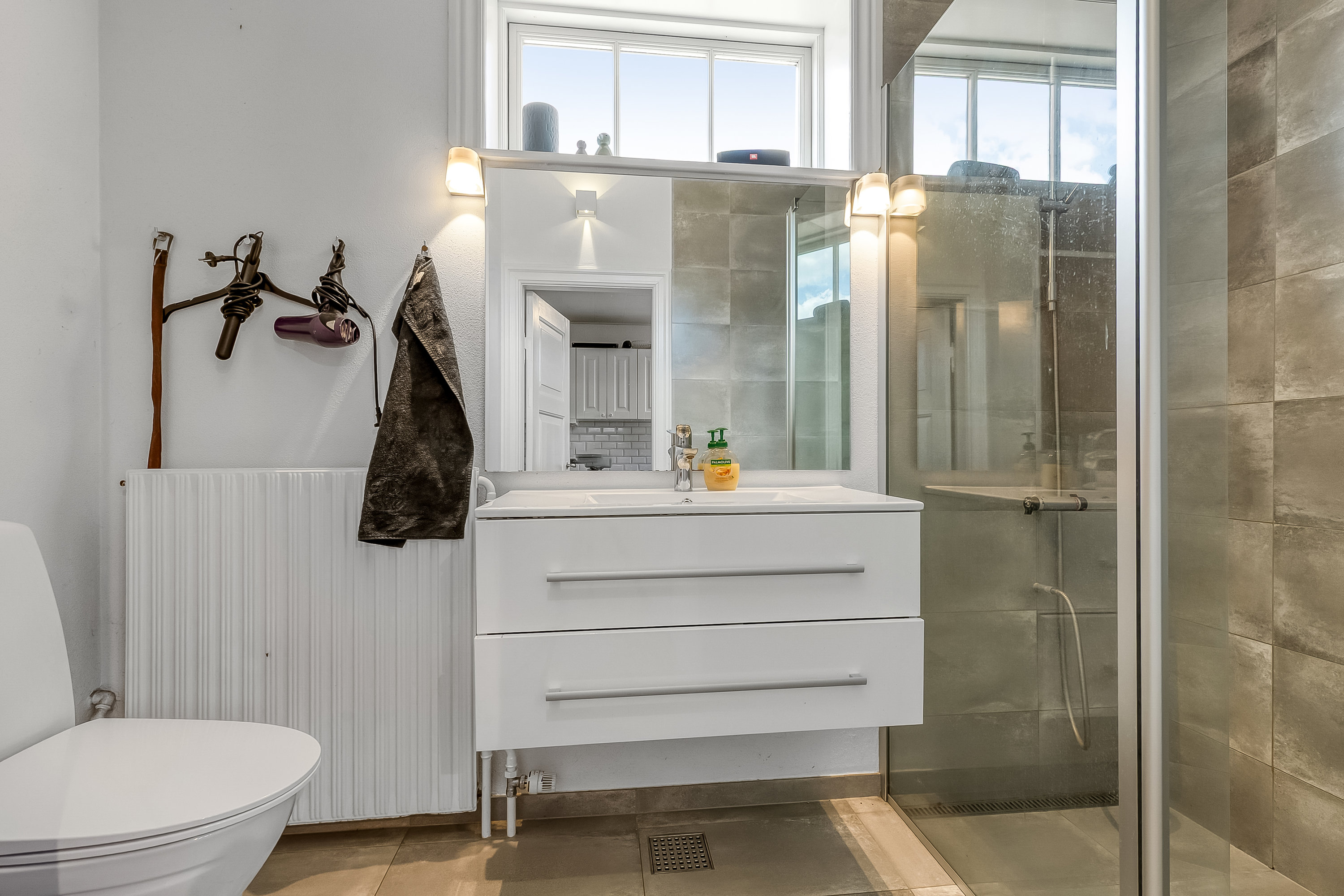 Fremhævet badeværelse billede i fuldskærmstilstand. Billede af Kirkegade 4, Gårslev, 7080 Børkop