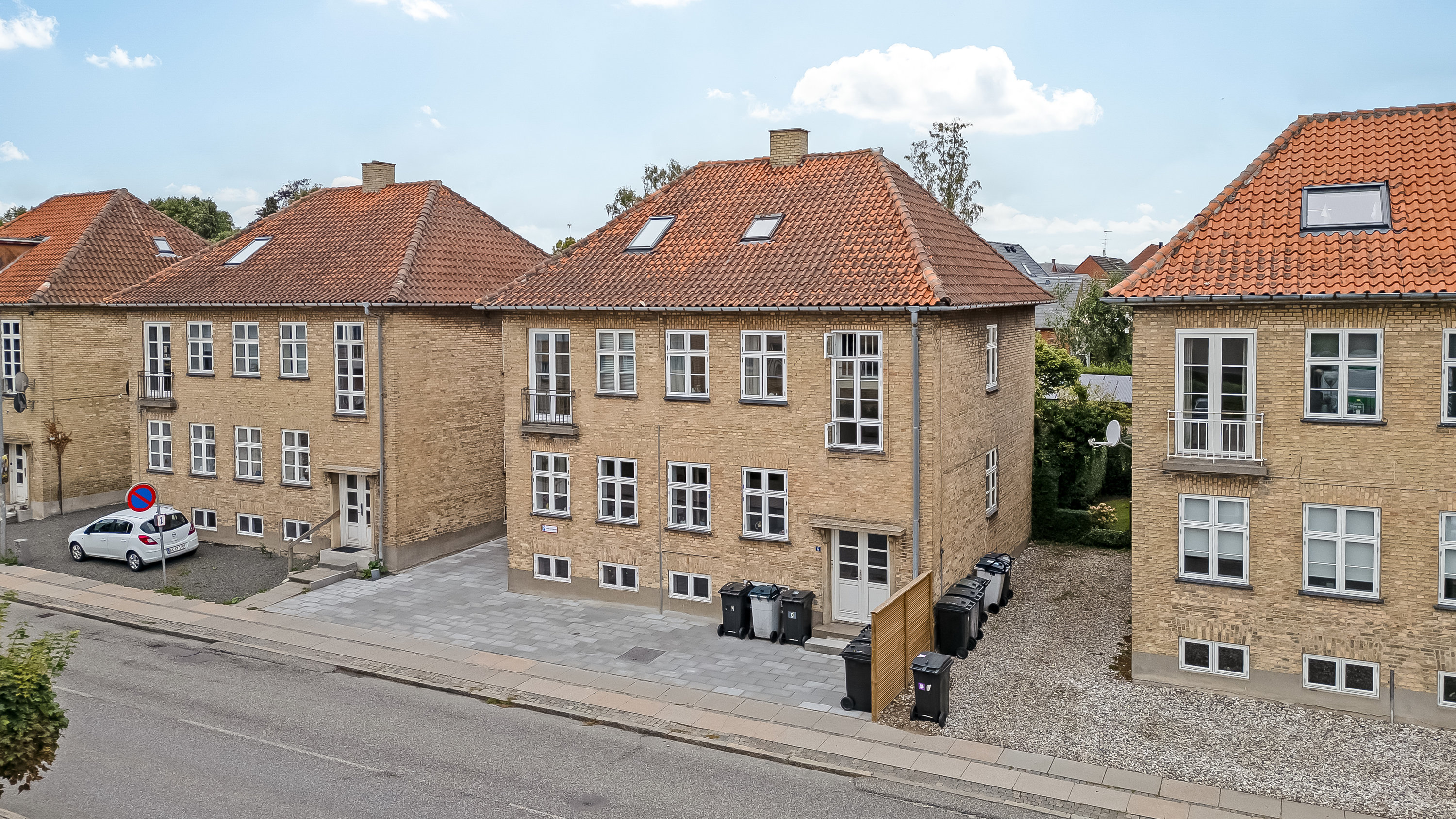 Fremhævet facade billede i fuldskærmstilstand. Billede af Langesvej 5, st.., 3400 Hillerød