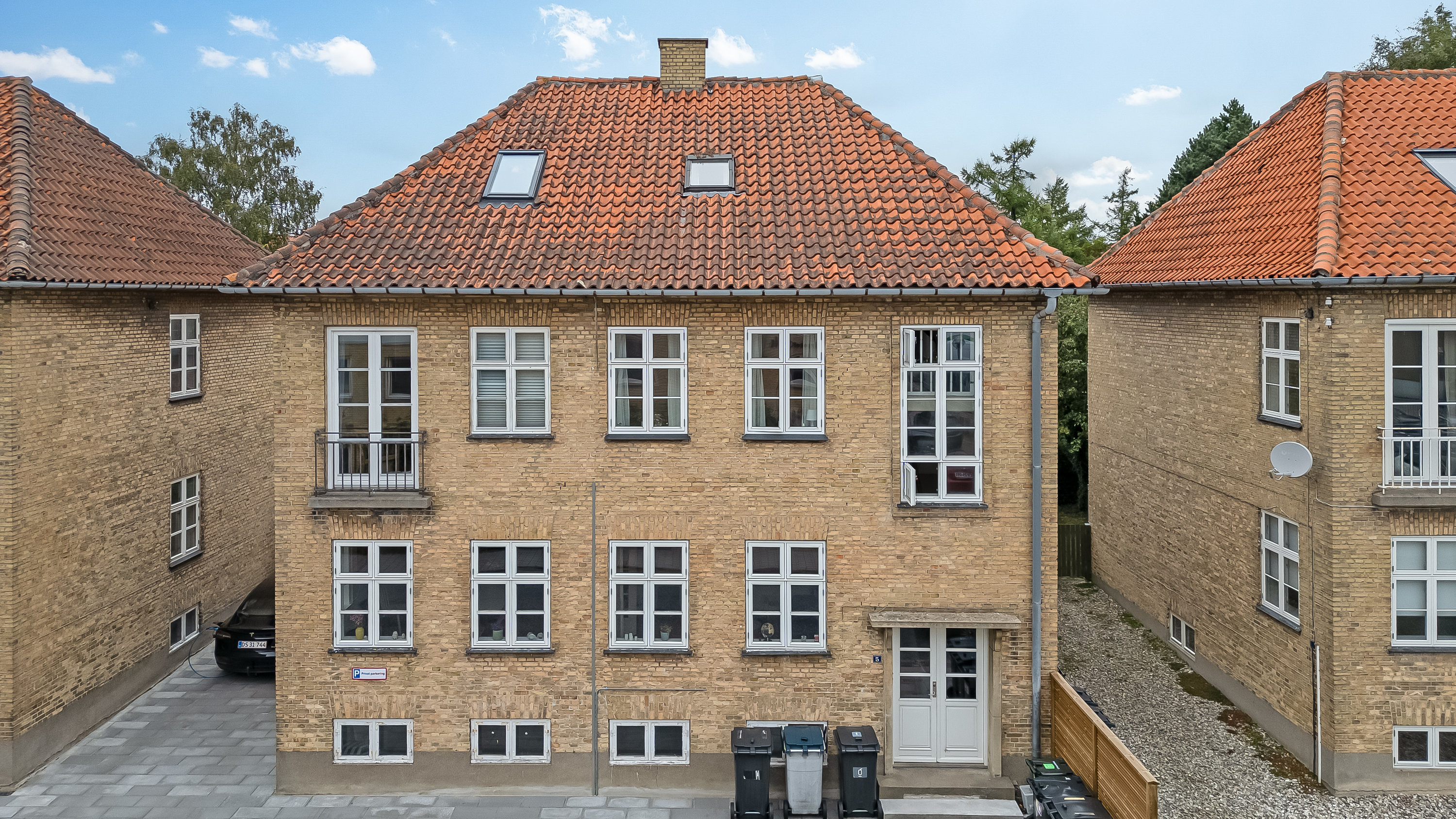 Fremhævet facade billede i fuldskærmstilstand. Billede af Langesvej 5, st.., 3400 Hillerød