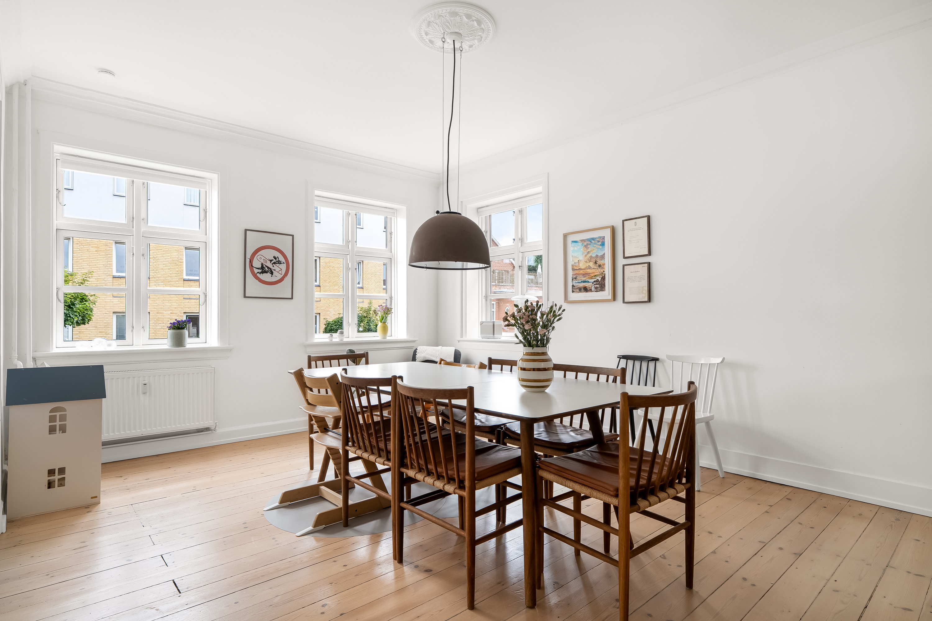 Fremhævet stue billede i fuldskærmstilstand. Billede af Langesvej 5, st.., 3400 Hillerød