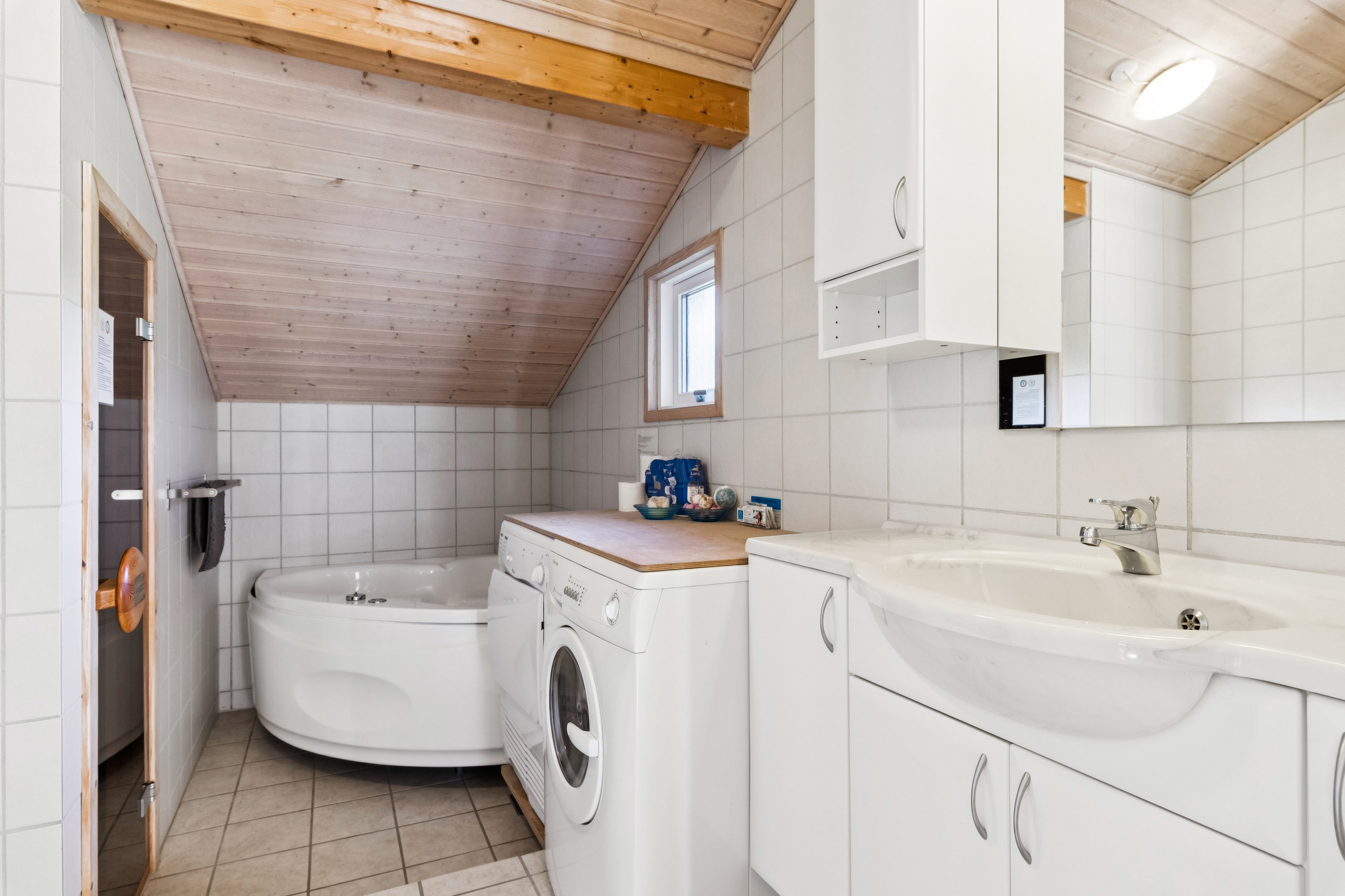 Fremhævet badeværelse billede i fuldskærmstilstand. Billede af Mågevej 40, Fuglslev, 8400 Ebeltoft