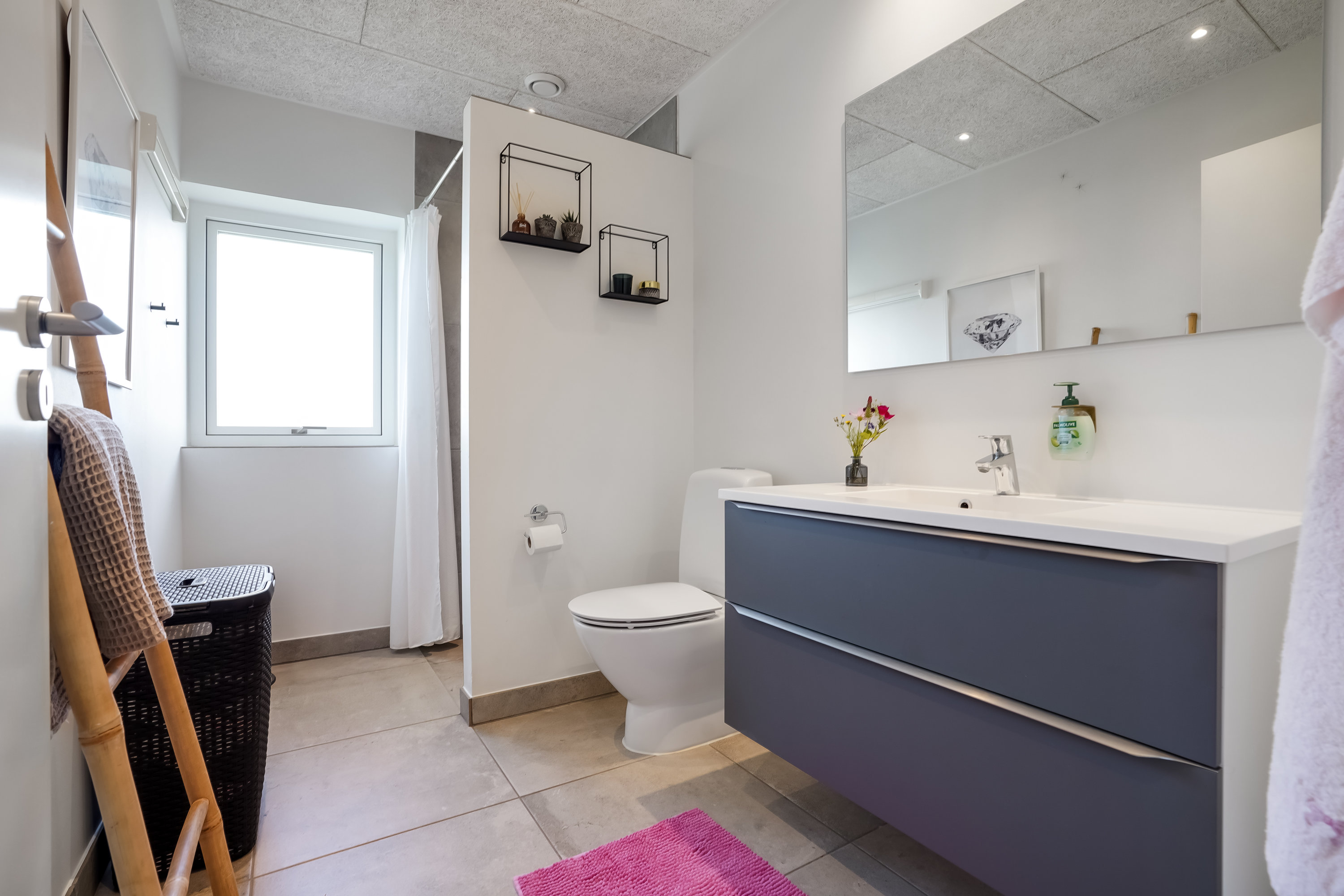 Fremhævet badeværelse billede i fuldskærmstilstand. Billede af Langhusvej 7, 7300 Jelling