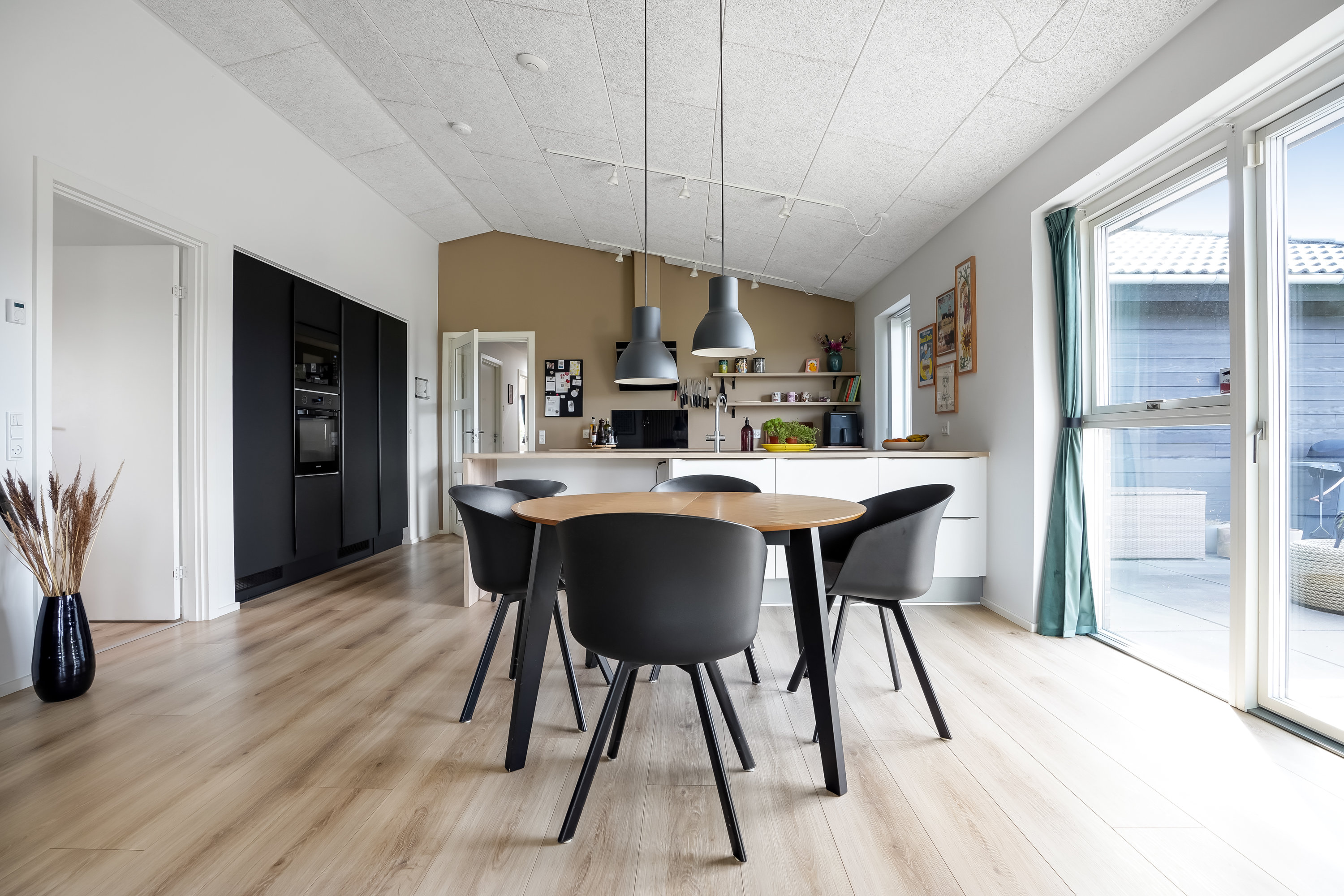 Fremhævet stue billede i fuldskærmstilstand. Billede af Langhusvej 7, 7300 Jelling