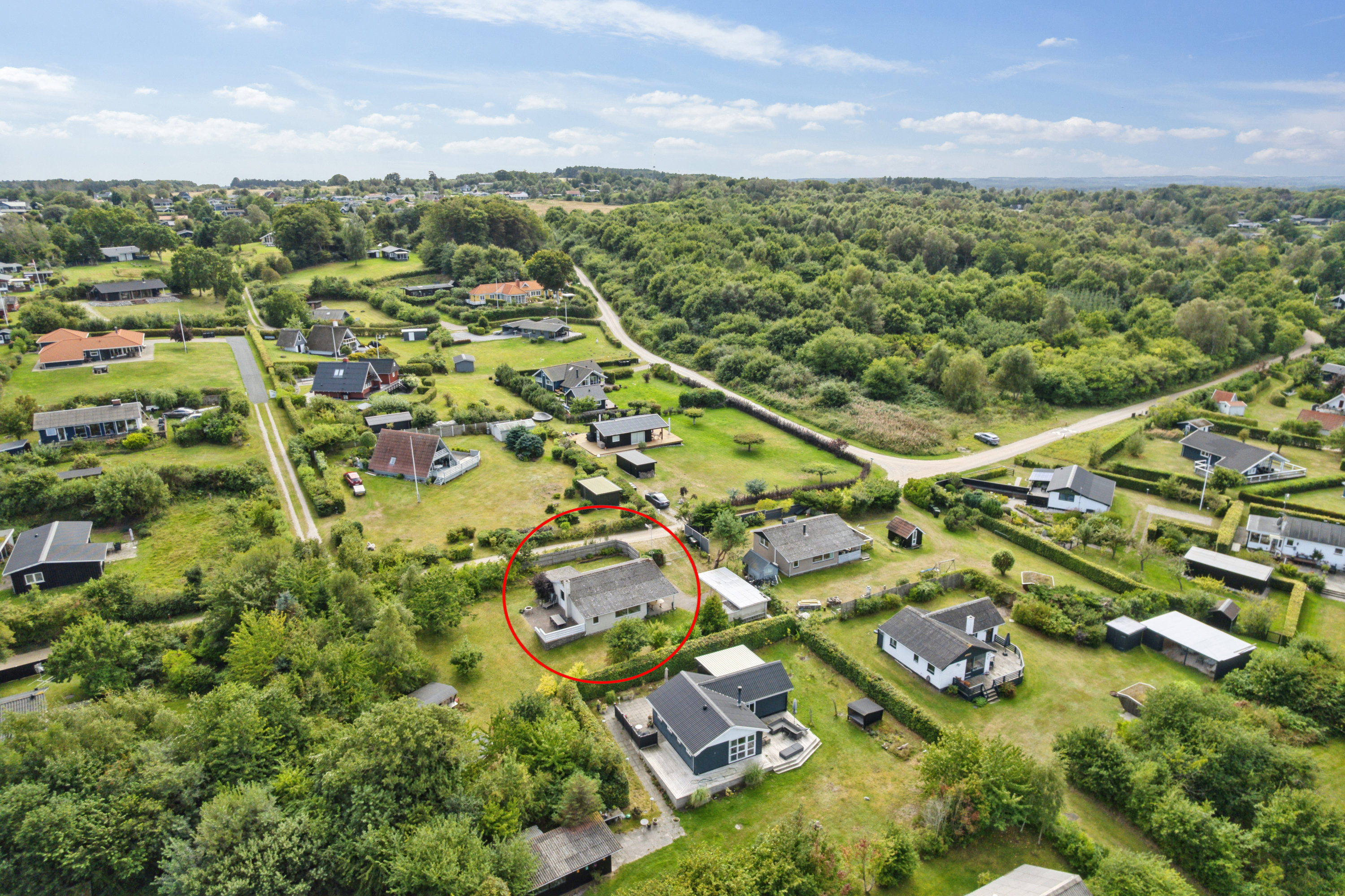 Fremhævet luftfoto billede i fuldskærmstilstand. Billede af Egholmvej 11, Bønnerup Strand, 8585 Glesborg