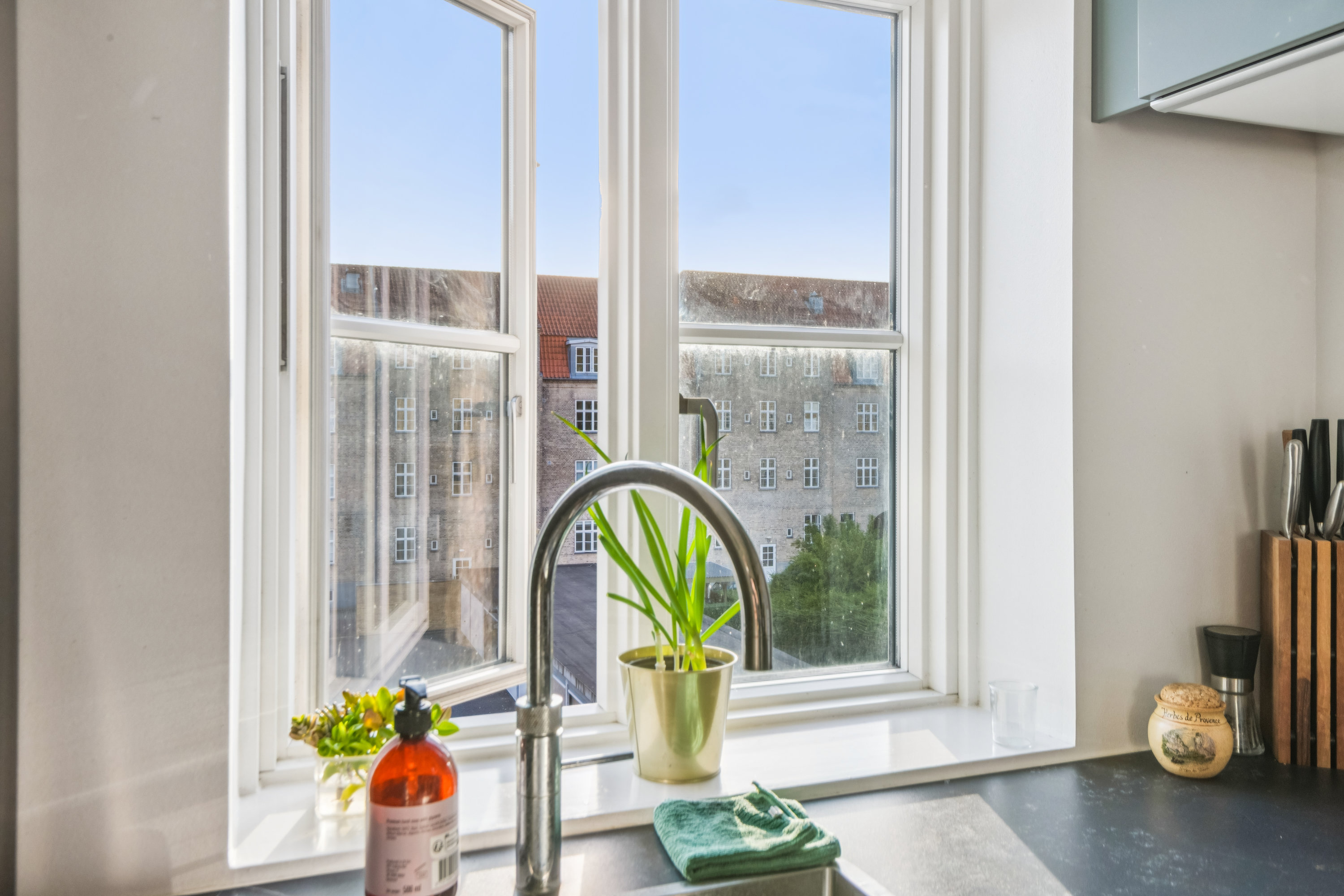 Fremhævet andet billede i fuldskærmstilstand. Billede af Islandsgade 5, 2. th., 9000 Aalborg