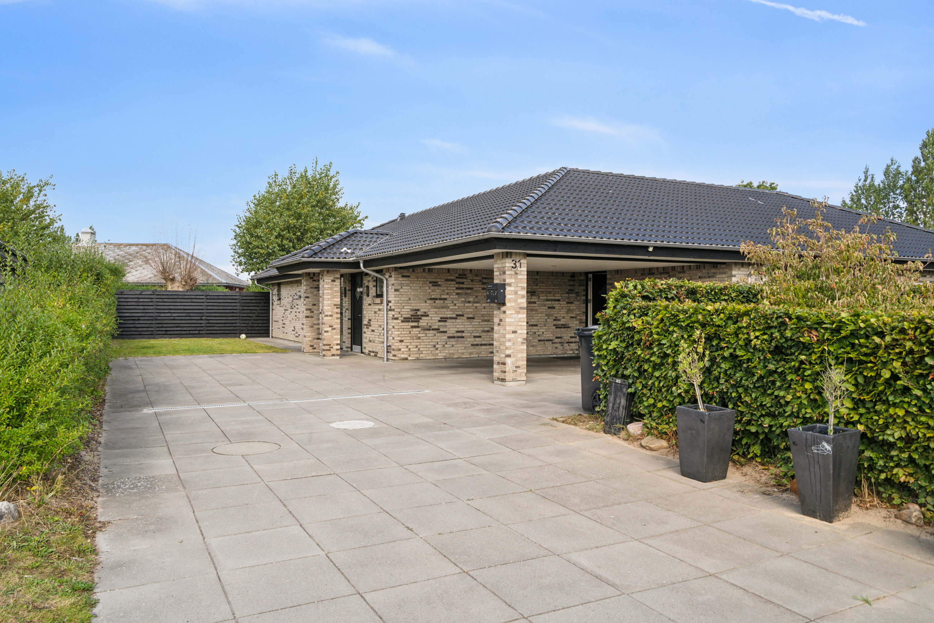 Fremhævet set fra vejen billede i fuldskærmstilstand. Billede af Snedronningen 31, Seden, 5240 Odense NØ