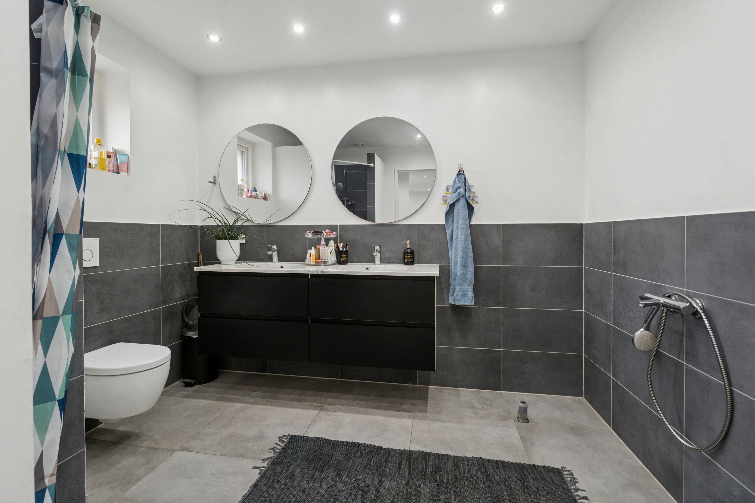 Fremhævet badeværelse billede i fuldskærmstilstand. Billede af Snedronningen 31, Seden, 5240 Odense NØ