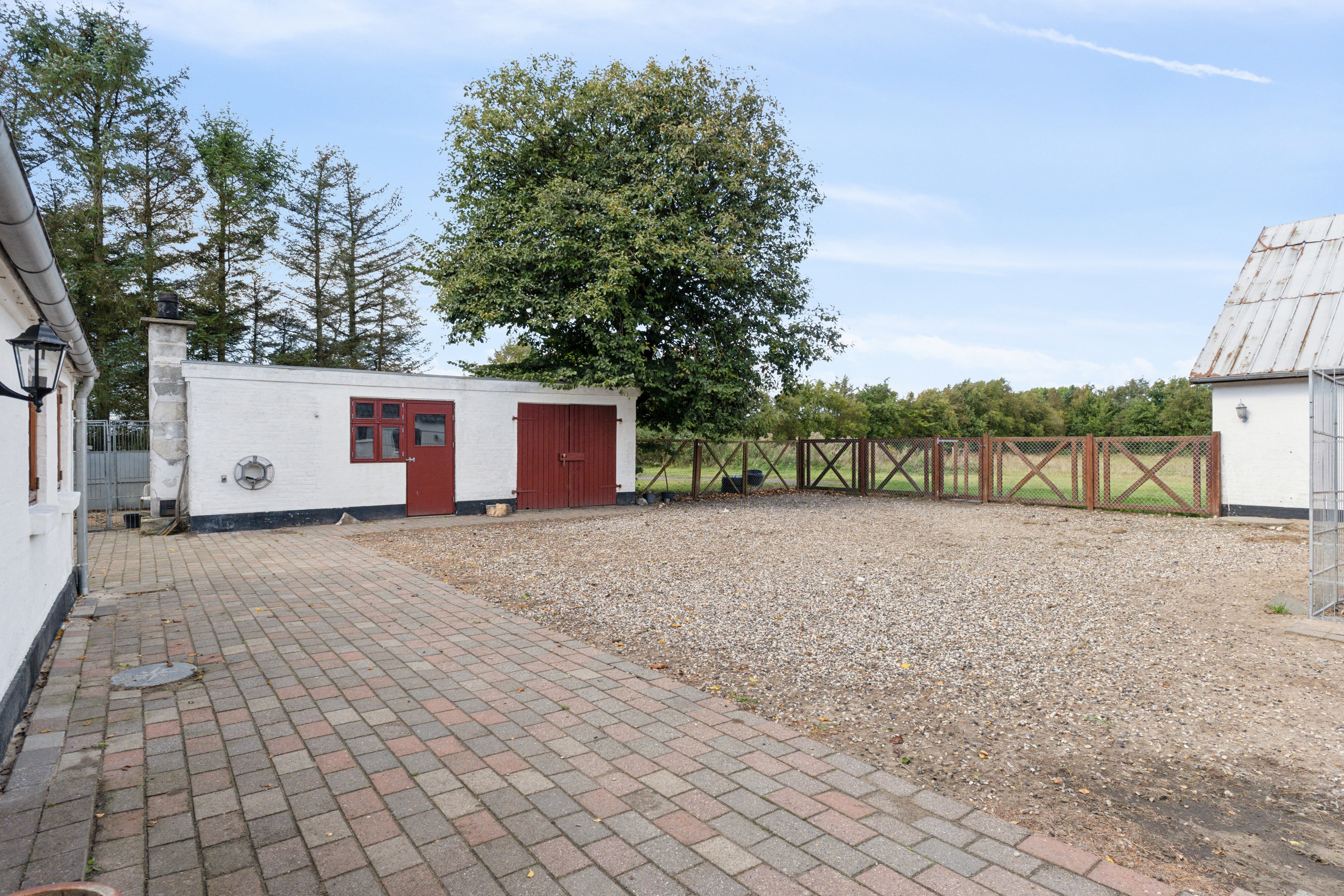 Fremhævet gårdsplads billede i fuldskærmstilstand. Billede af Stokholmvej 146, 9870 Sindal