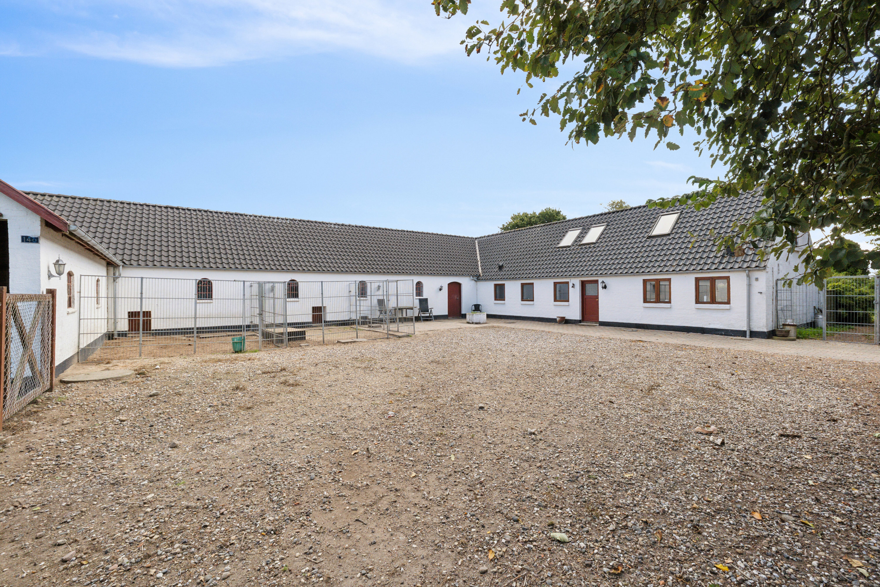 Fremhævet gårdsplads billede i fuldskærmstilstand. Billede af Stokholmvej 146, 9870 Sindal