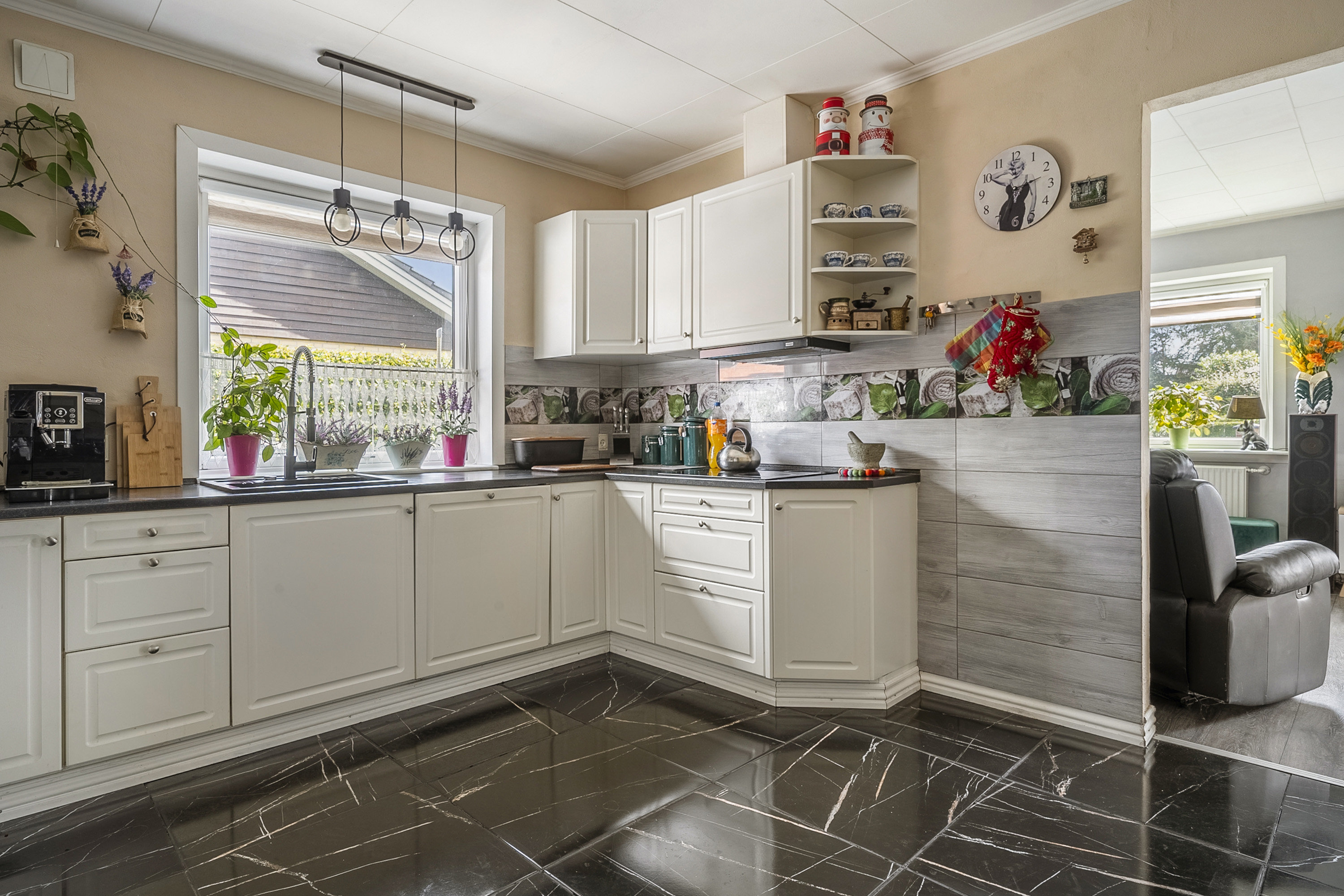 Fremhævet køkken billede i fuldskærmstilstand. Billede af Bøgevej 3, 6862 Tistrup