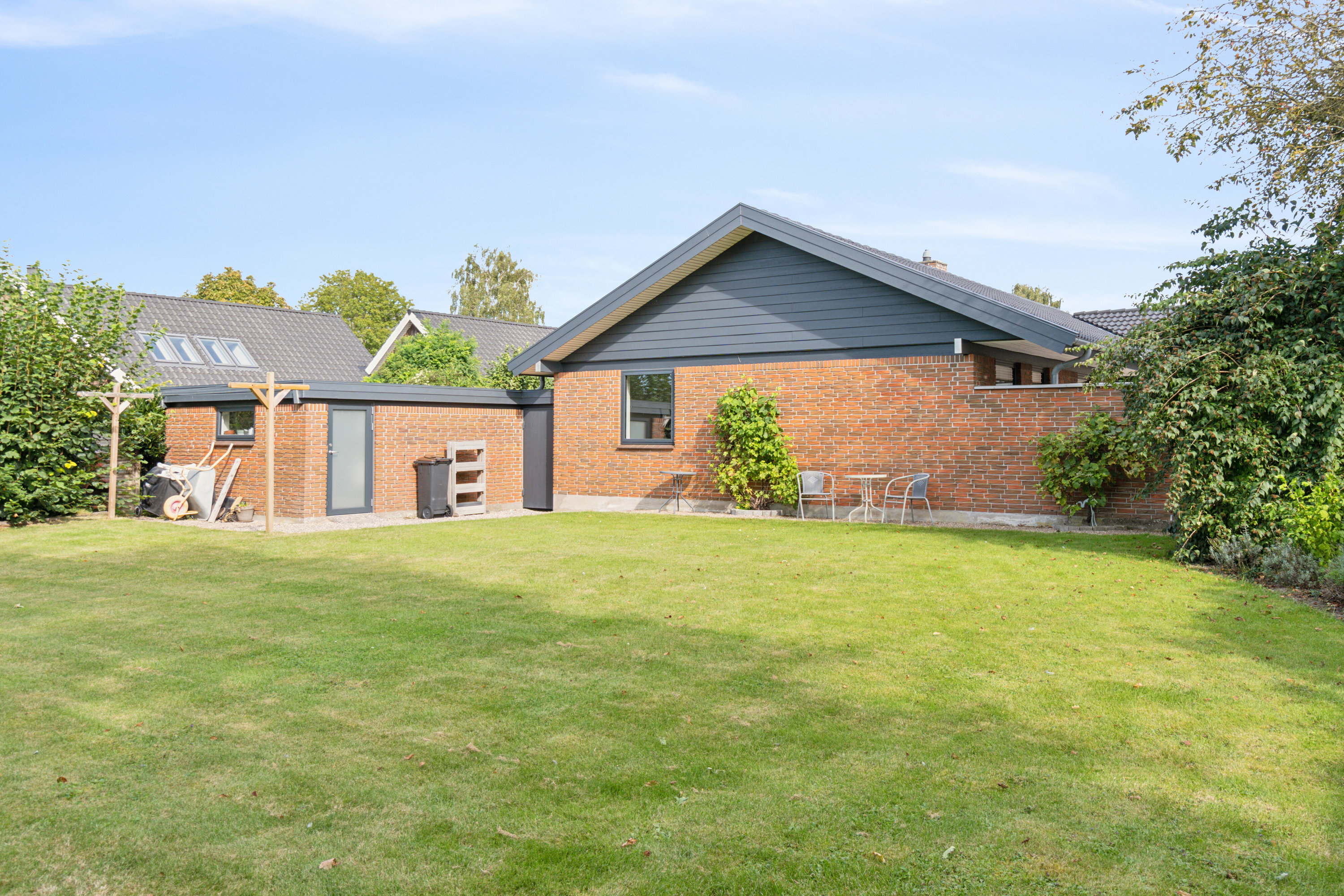 Fremhævet set fra haven billede i fuldskærmstilstand. Billede af Ålandsvej 3, 4200 Slagelse