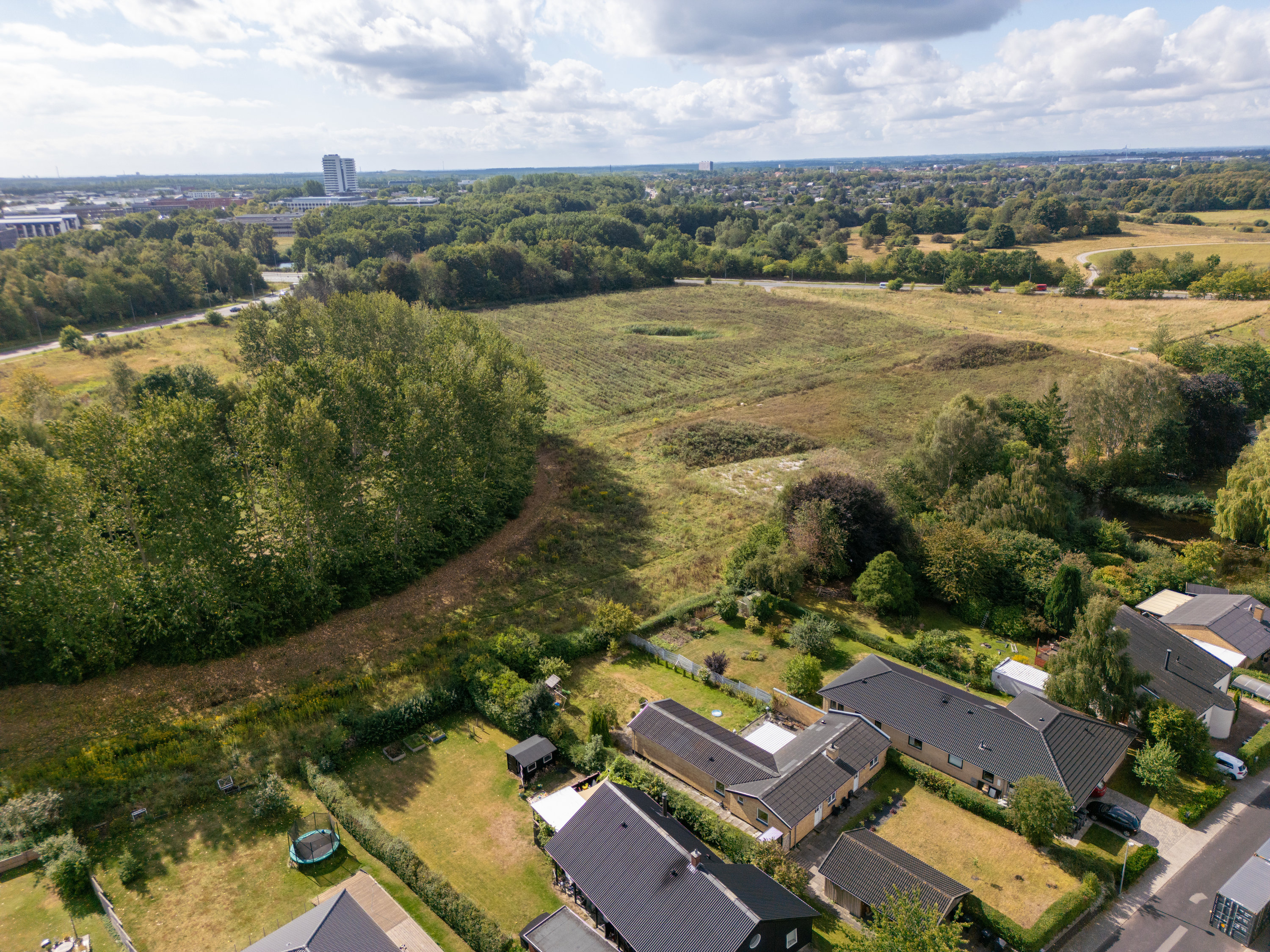 Fremhævet drone billede i fuldskærmstilstand. Billede af Pæremosevej 34, 2750 Ballerup