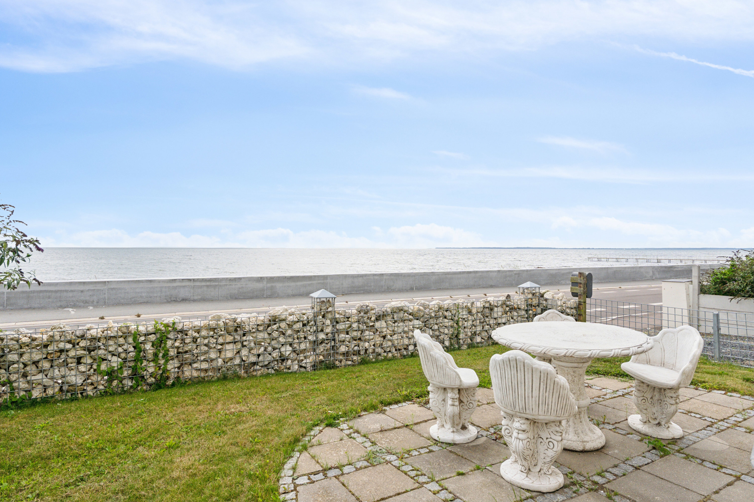 Fremhævet terrasse billede i fuldskærmstilstand. Billede af Strandvejen 48, 4654 Faxe Ladeplads