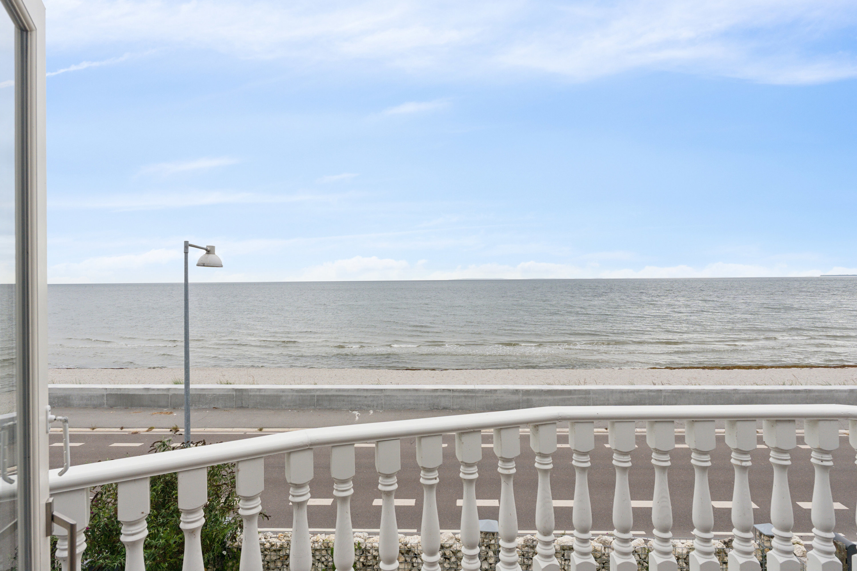 Fremhævet altan billede i fuldskærmstilstand. Billede af Strandvejen 48, 4654 Faxe Ladeplads