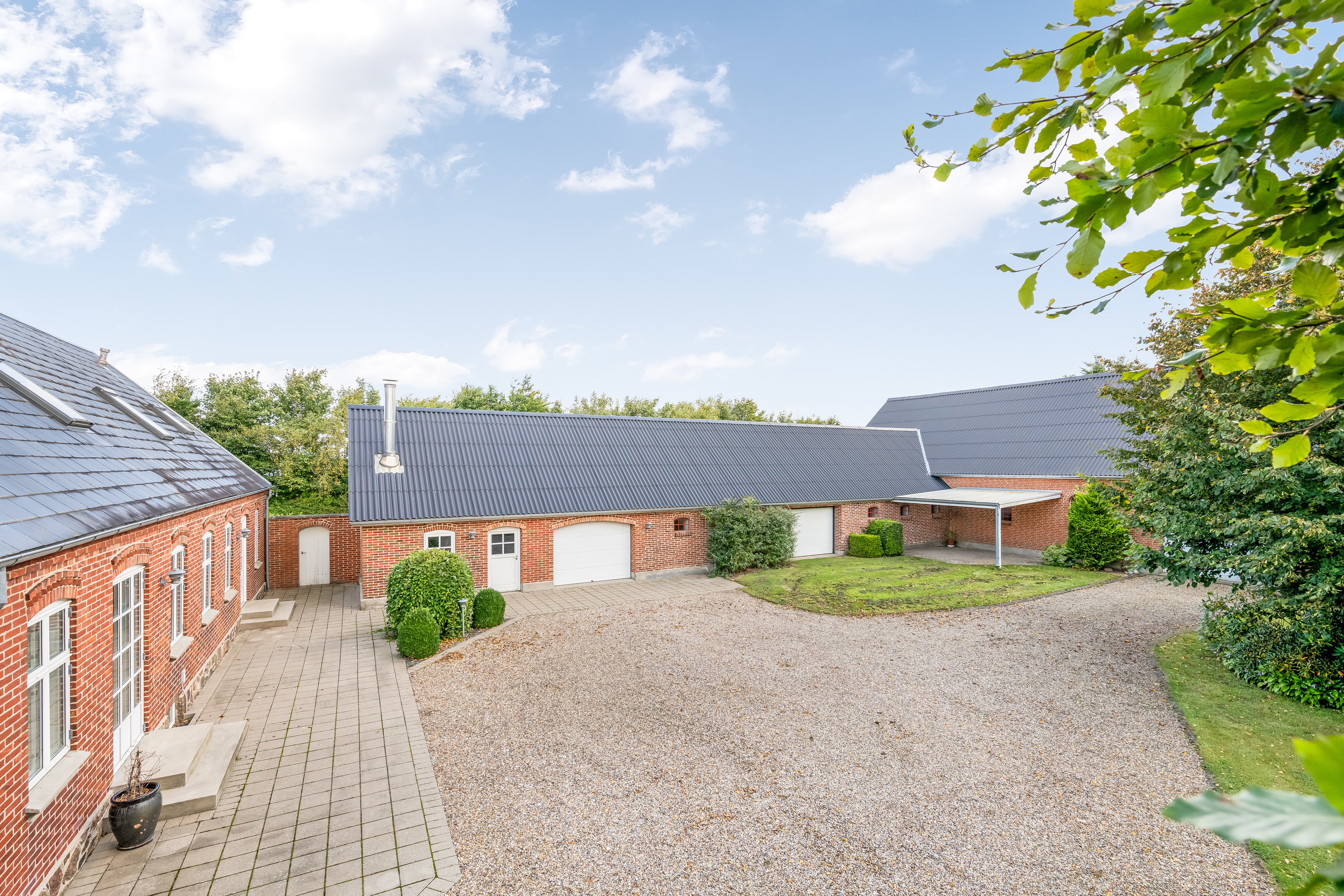 Fremhævet facade billede i fuldskærmstilstand. Billede af Videbækvej 2, Faster, 6900 Skjern