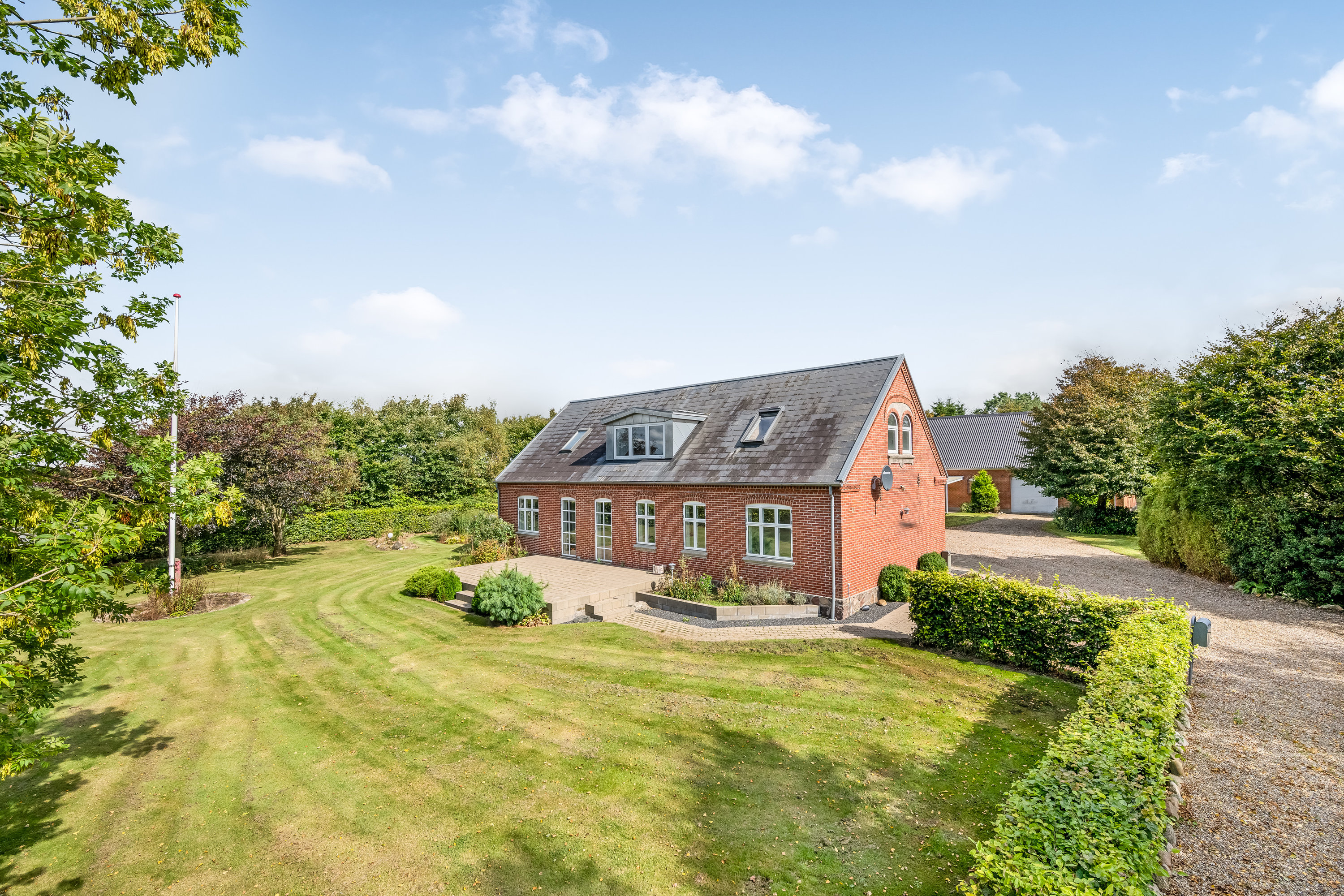 Fremhævet facade billede i fuldskærmstilstand. Billede af Videbækvej 2, Faster, 6900 Skjern