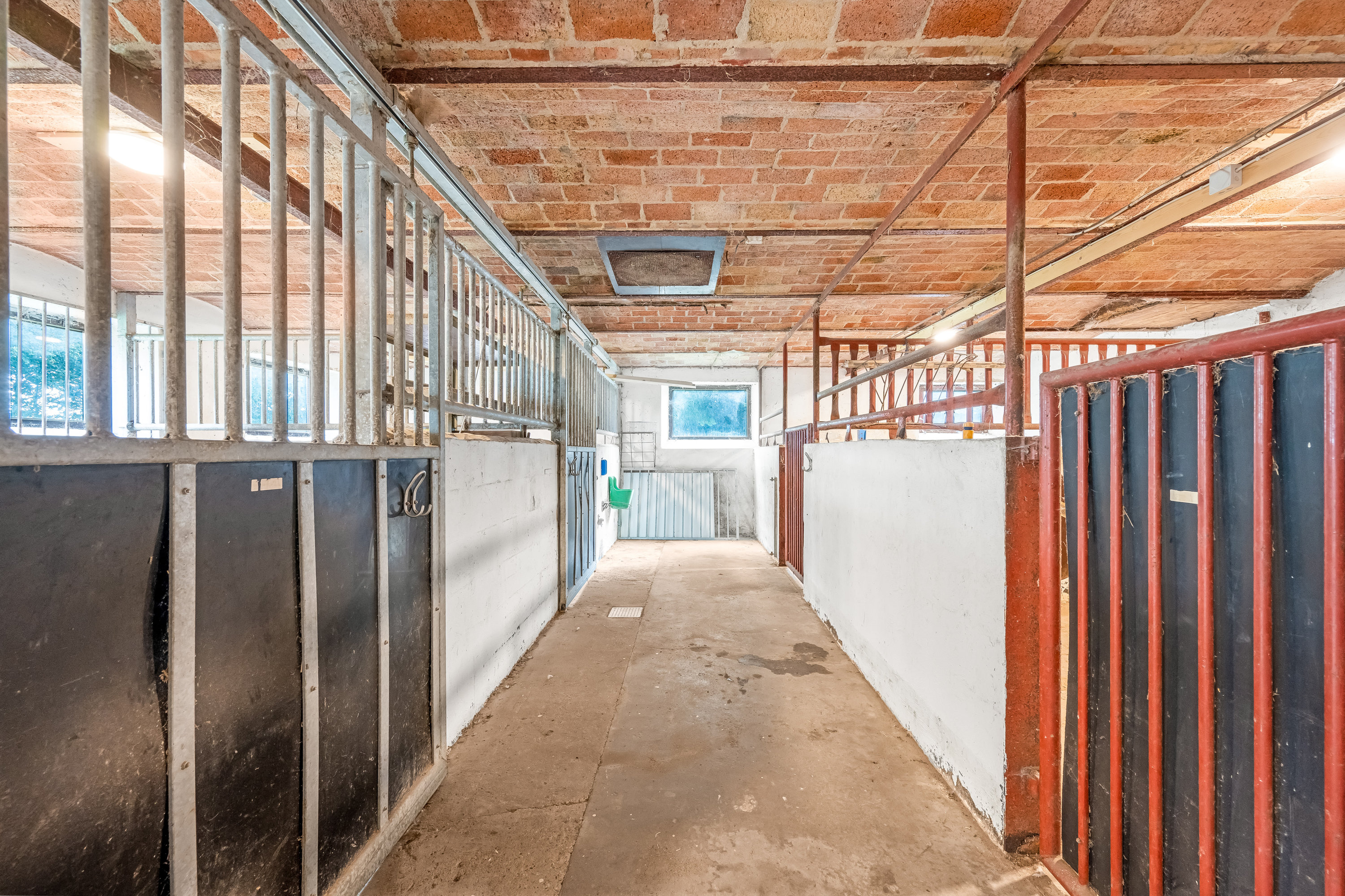 Fremhævet hestebokse  billede i fuldskærmstilstand. Billede af Videbækvej 2, Faster, 6900 Skjern