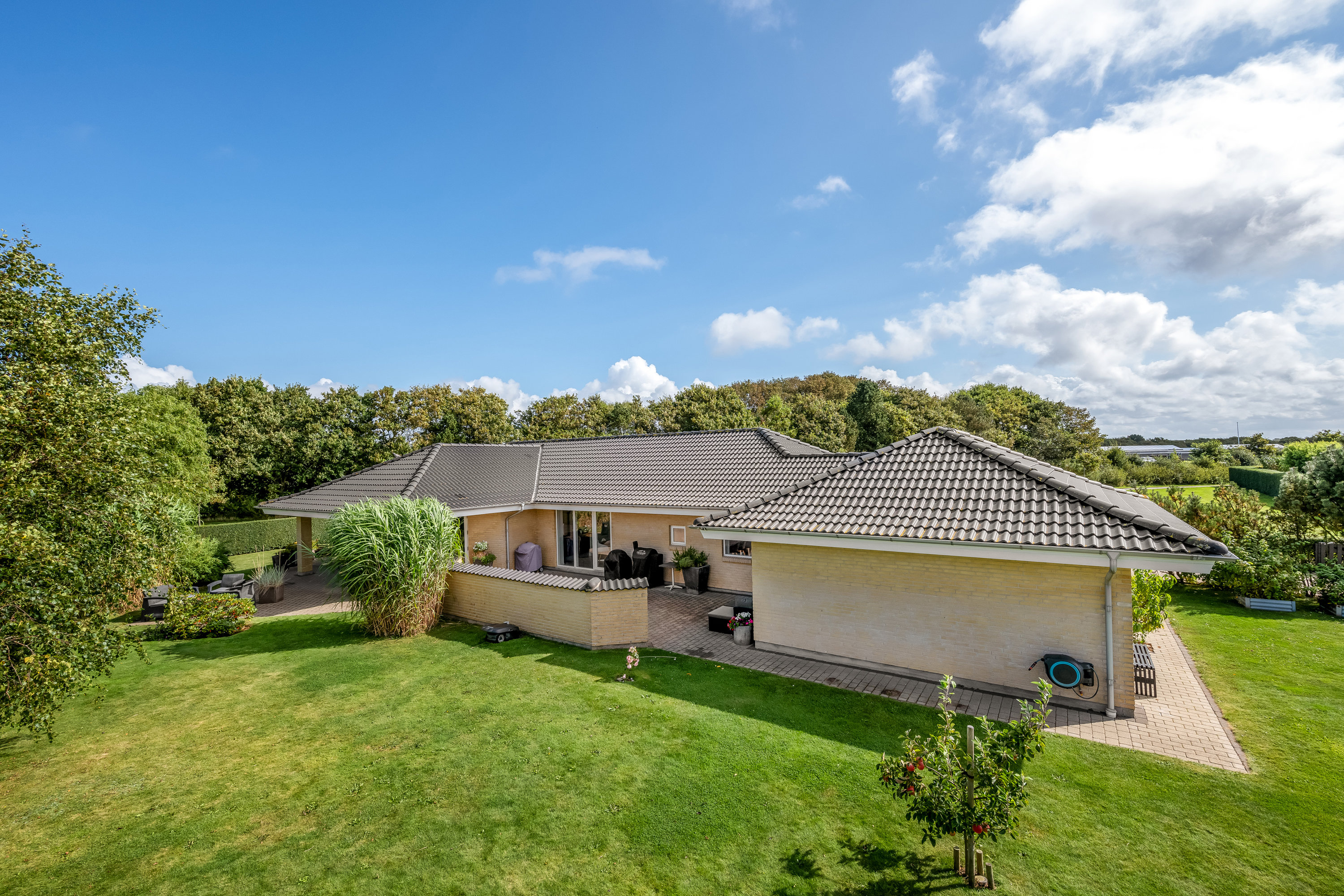 Fremhævet facade billede i fuldskærmstilstand. Billede af Blæsenborg Alle 37, Rindum, 6950 Ringkøbing