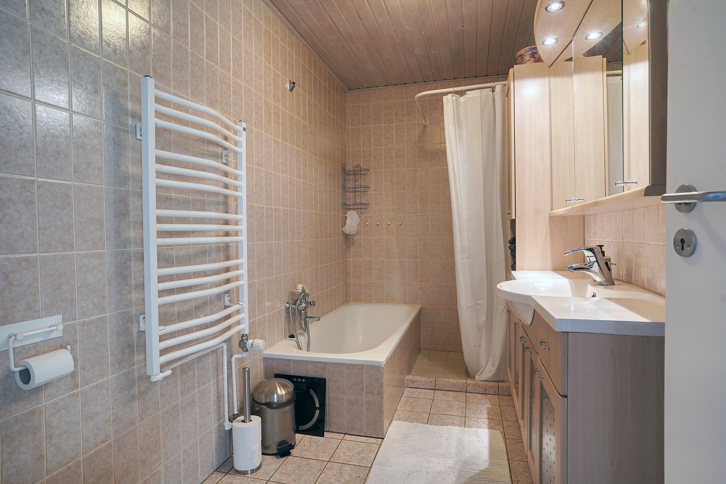 Fremhævet badeværelse billede i fuldskærmstilstand. Billede af Nørreskovvang 67B, 3500 Værløse