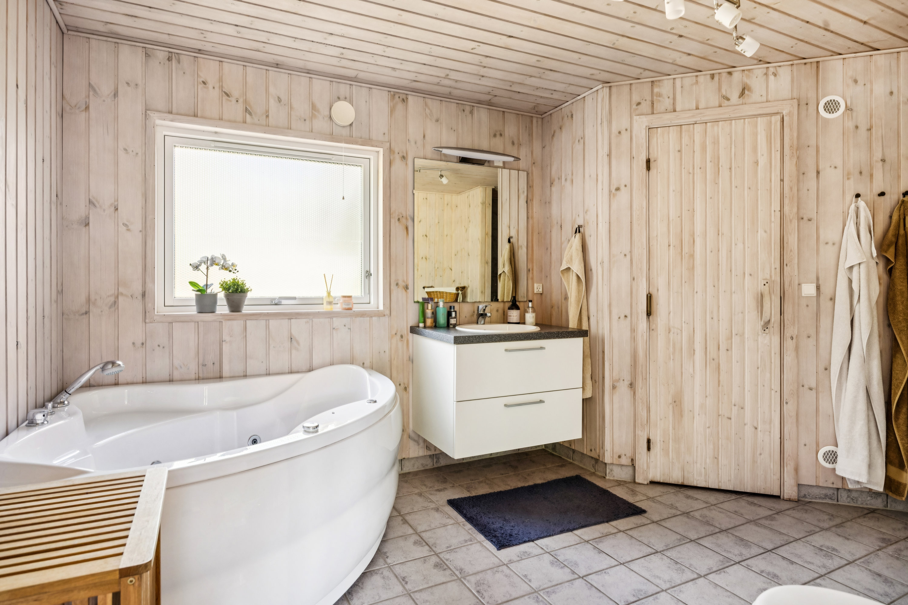 Fremhævet badeværelse billede i fuldskærmstilstand. Billede af Ndr. Lyngsbækvej 26, Lyngsbæk, 8400 Ebeltoft