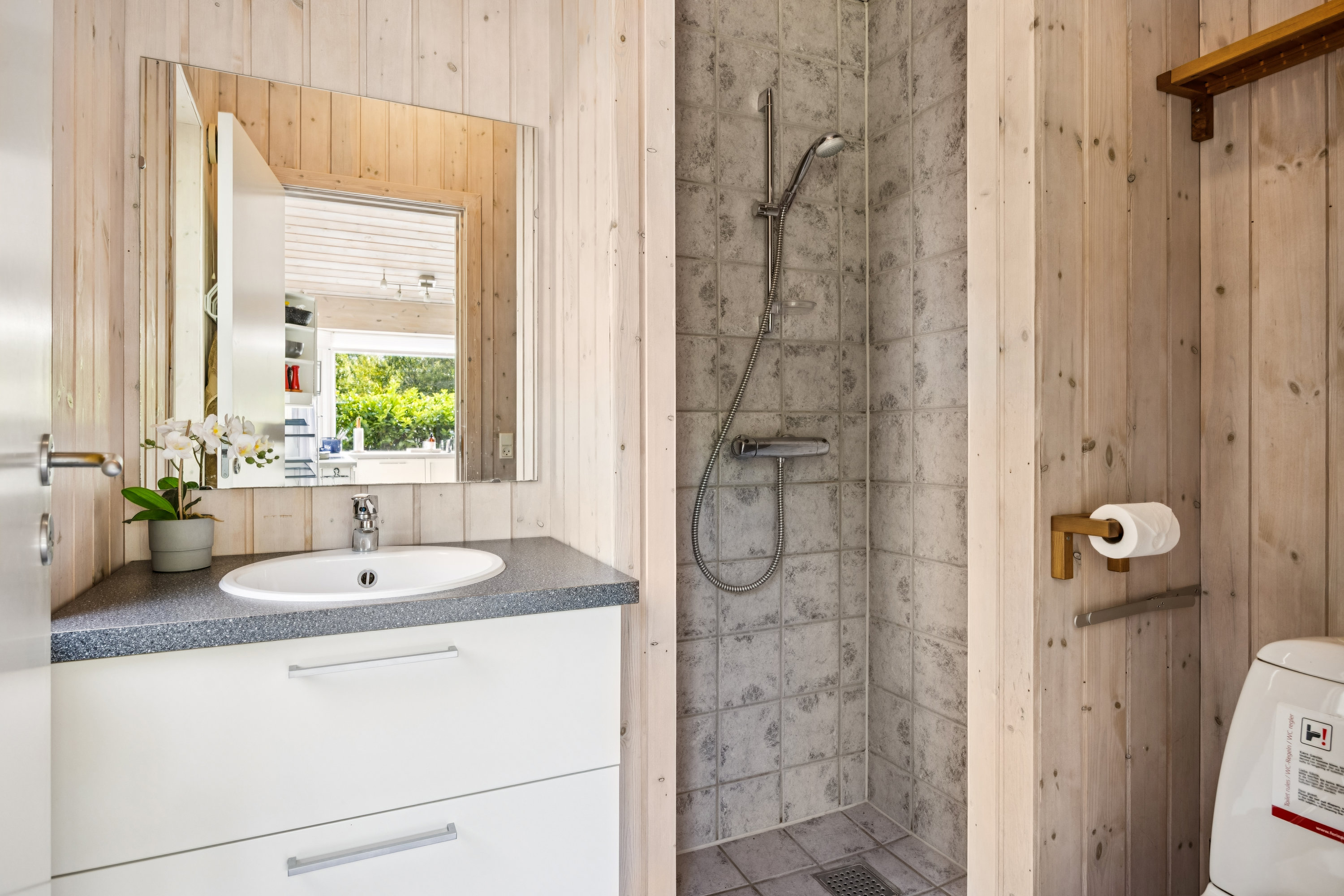 Fremhævet badeværelse billede i fuldskærmstilstand. Billede af Ndr. Lyngsbækvej 26, Lyngsbæk, 8400 Ebeltoft