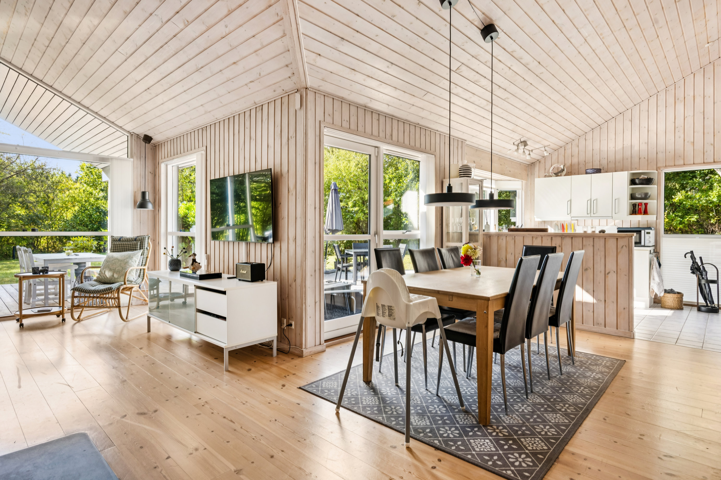 Fremhævet stue billede i fuldskærmstilstand. Billede af Ndr. Lyngsbækvej 26, Lyngsbæk, 8400 Ebeltoft