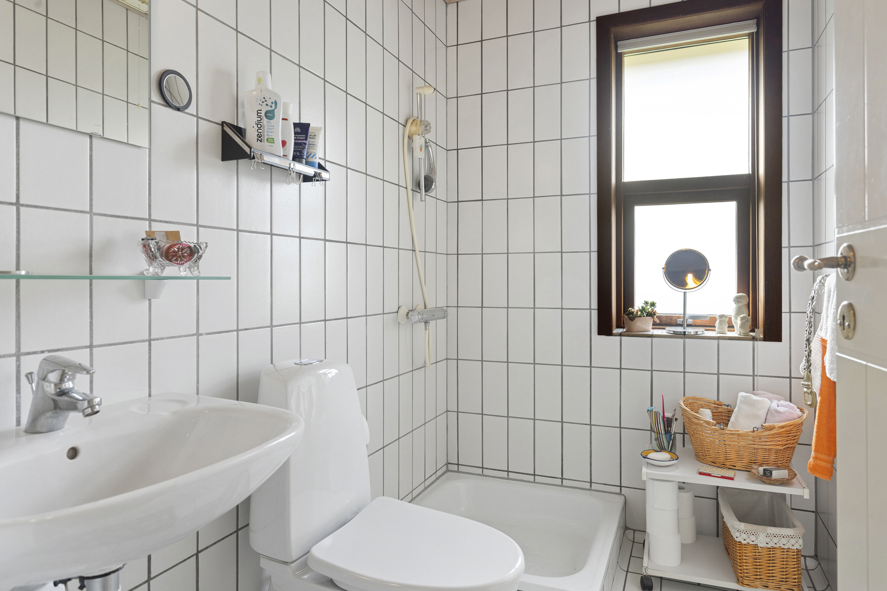 Fremhævet badeværelse billede i fuldskærmstilstand. Billede af Marinus Bødkers Vej 16, 9900 Frederikshavn