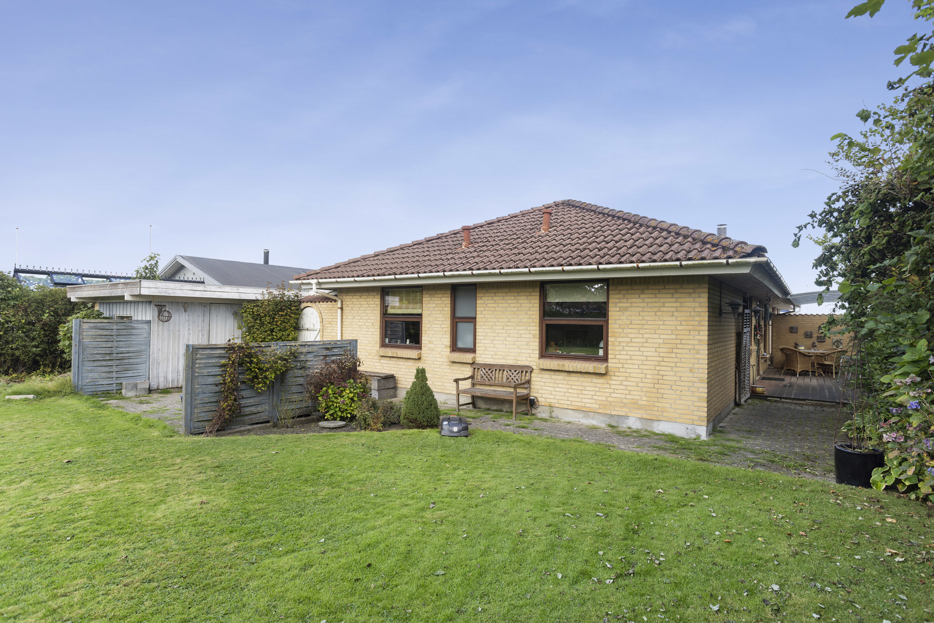 Fremhævet facade billede i fuldskærmstilstand. Billede af Marinus Bødkers Vej 16, 9900 Frederikshavn