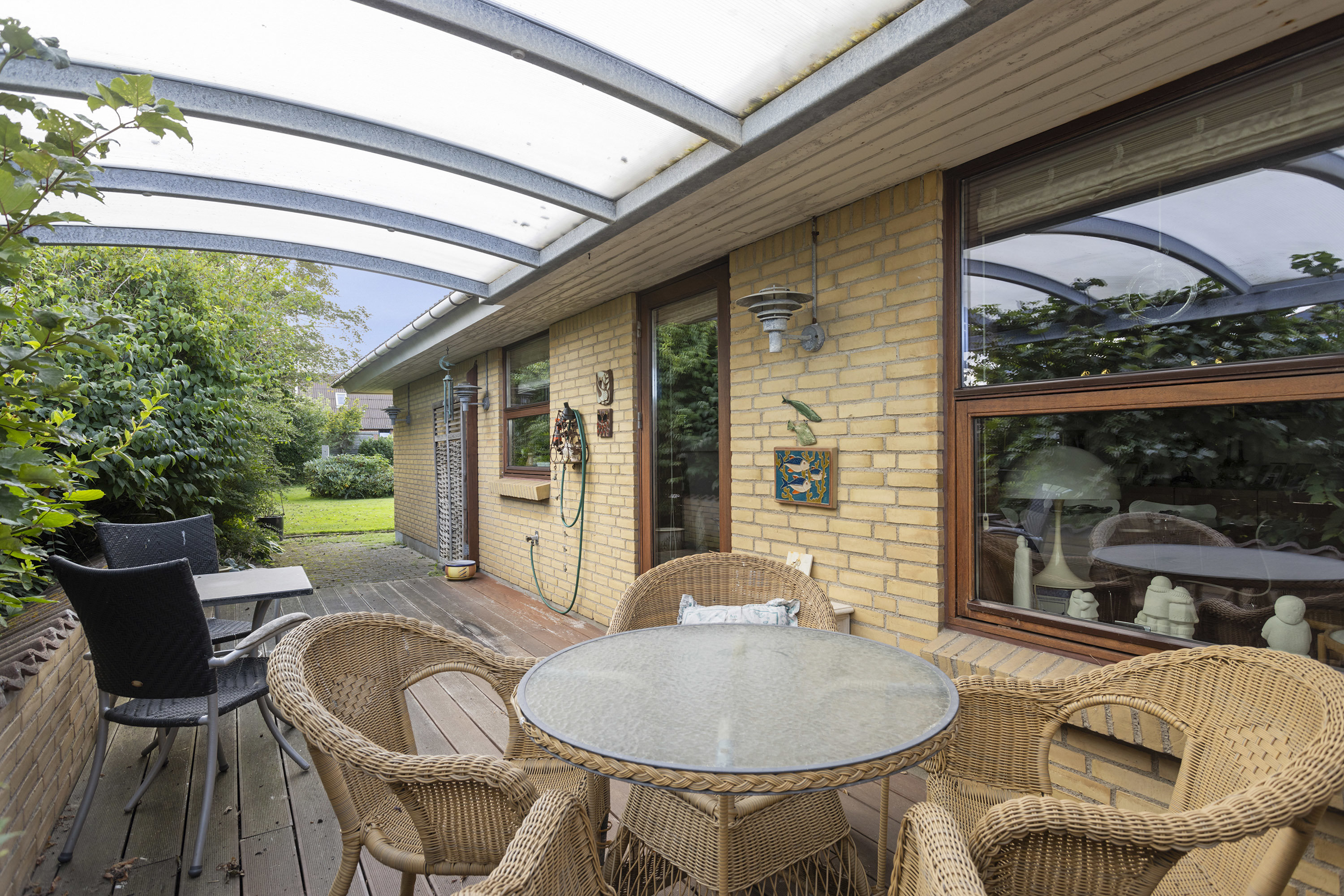 Fremhævet overdækket terrasse billede i fuldskærmstilstand. Billede af Marinus Bødkers Vej 16, 9900 Frederikshavn