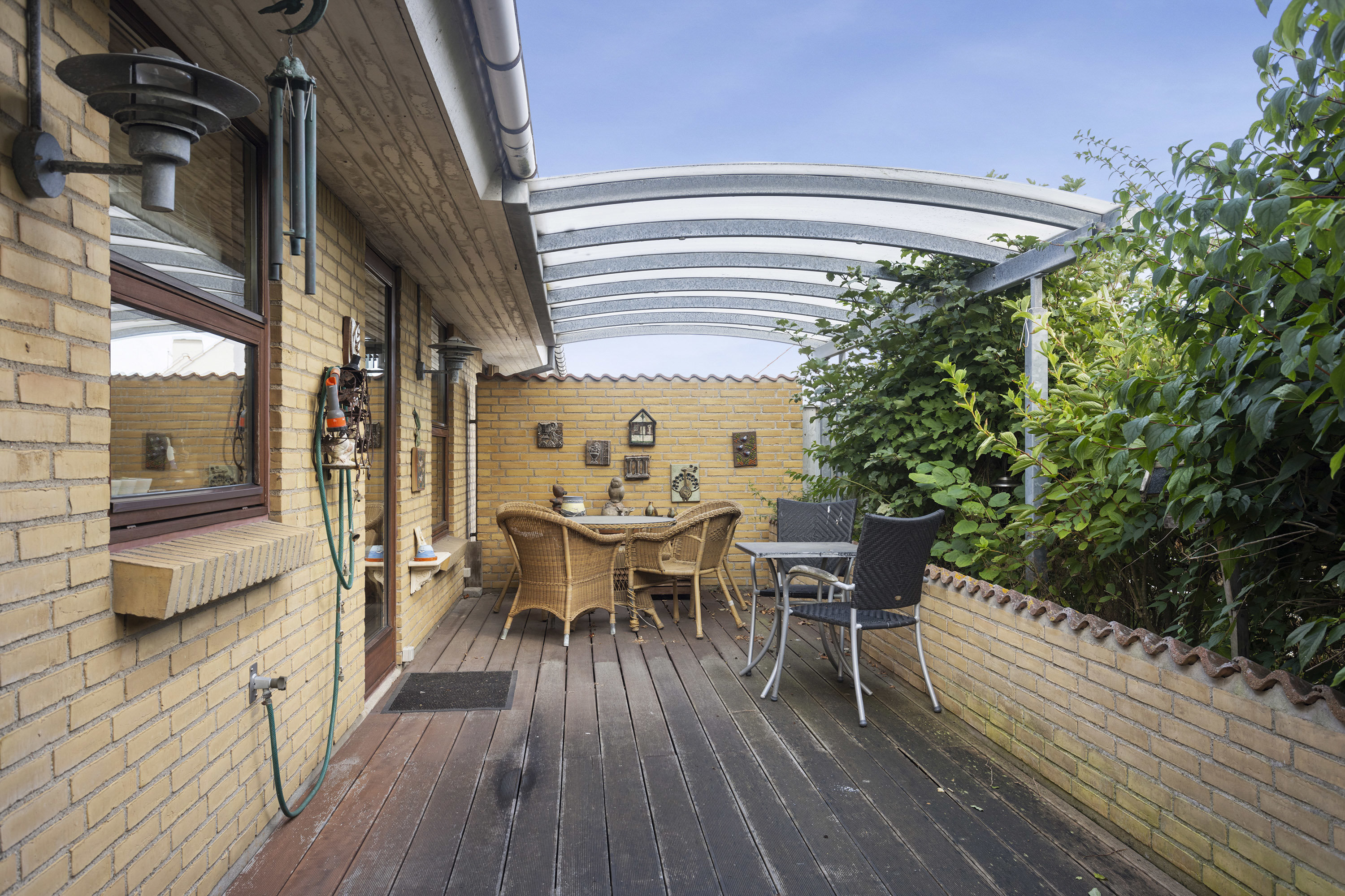 Fremhævet overdækket terrasse billede i fuldskærmstilstand. Billede af Marinus Bødkers Vej 16, 9900 Frederikshavn